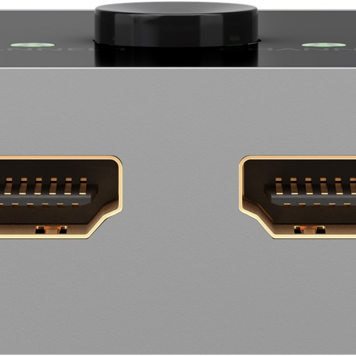 Nahaufnahme eines grauen elektronischen Geräts mit zwei HDMI-Anschlüssen und einem schwarzen Knopf oben.