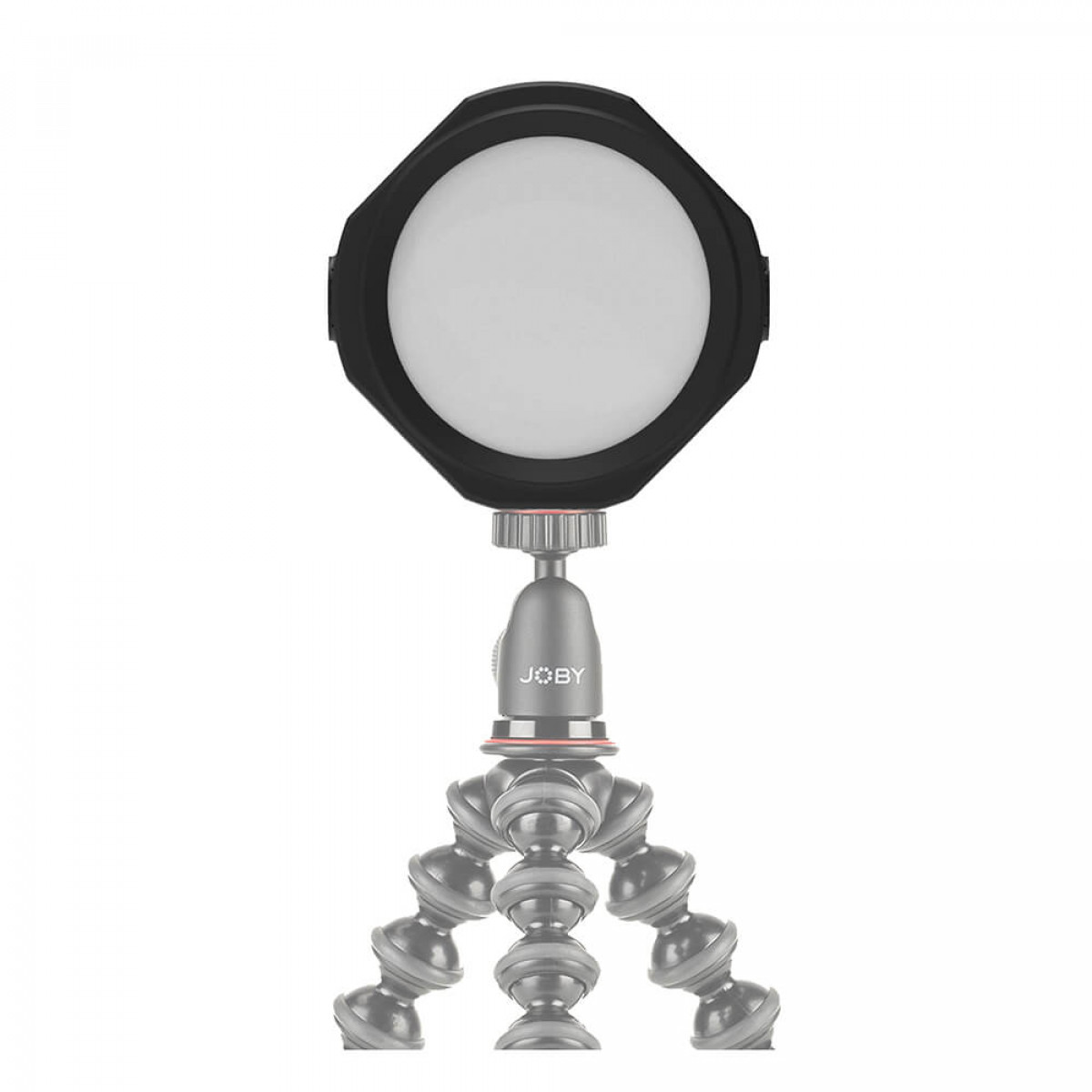 Una luce LED nera per una fotocamera, montata su un treppiede. Sfondo bianco.