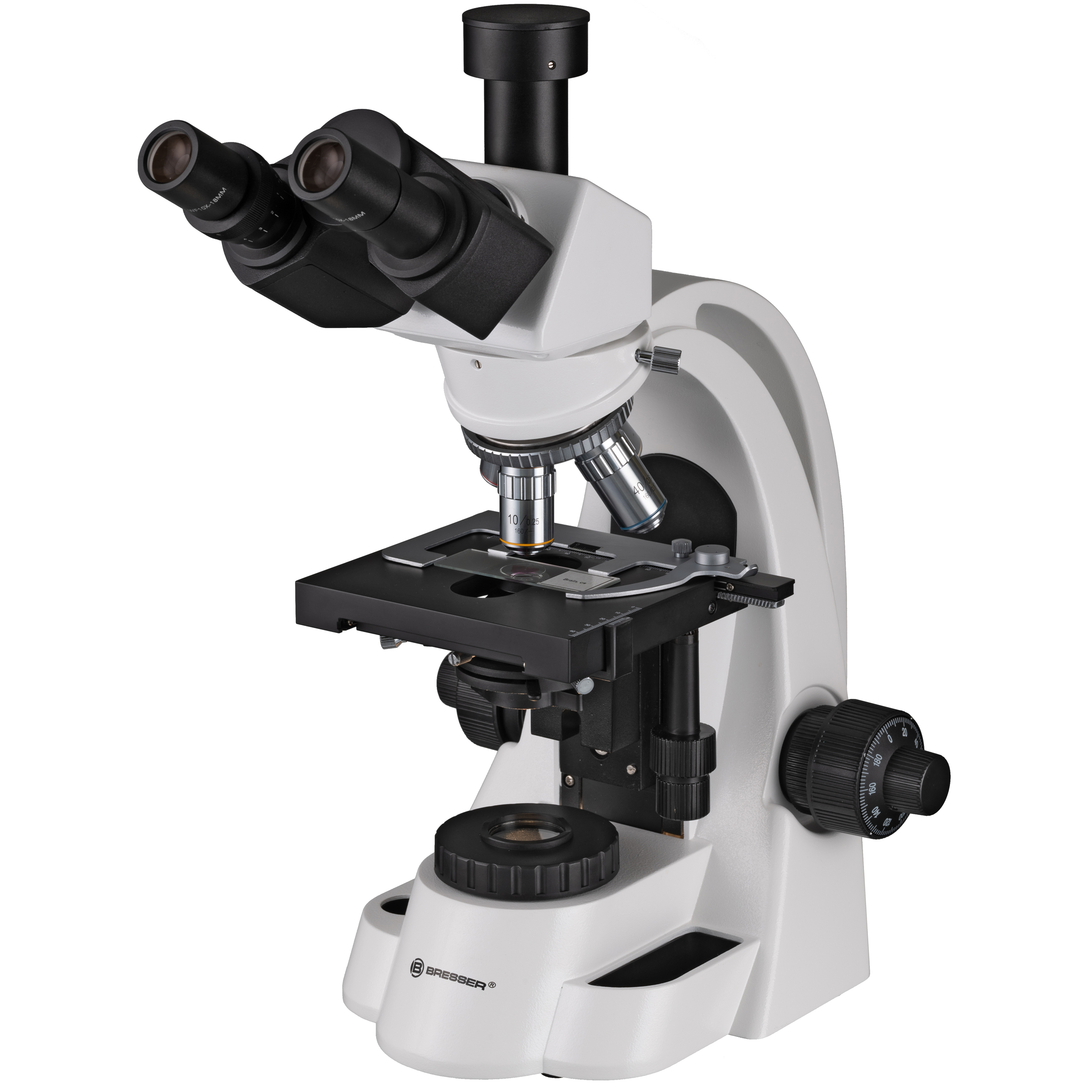 Un microscopio blanco y negro. Tiene dos oculares, lentes y una platina.