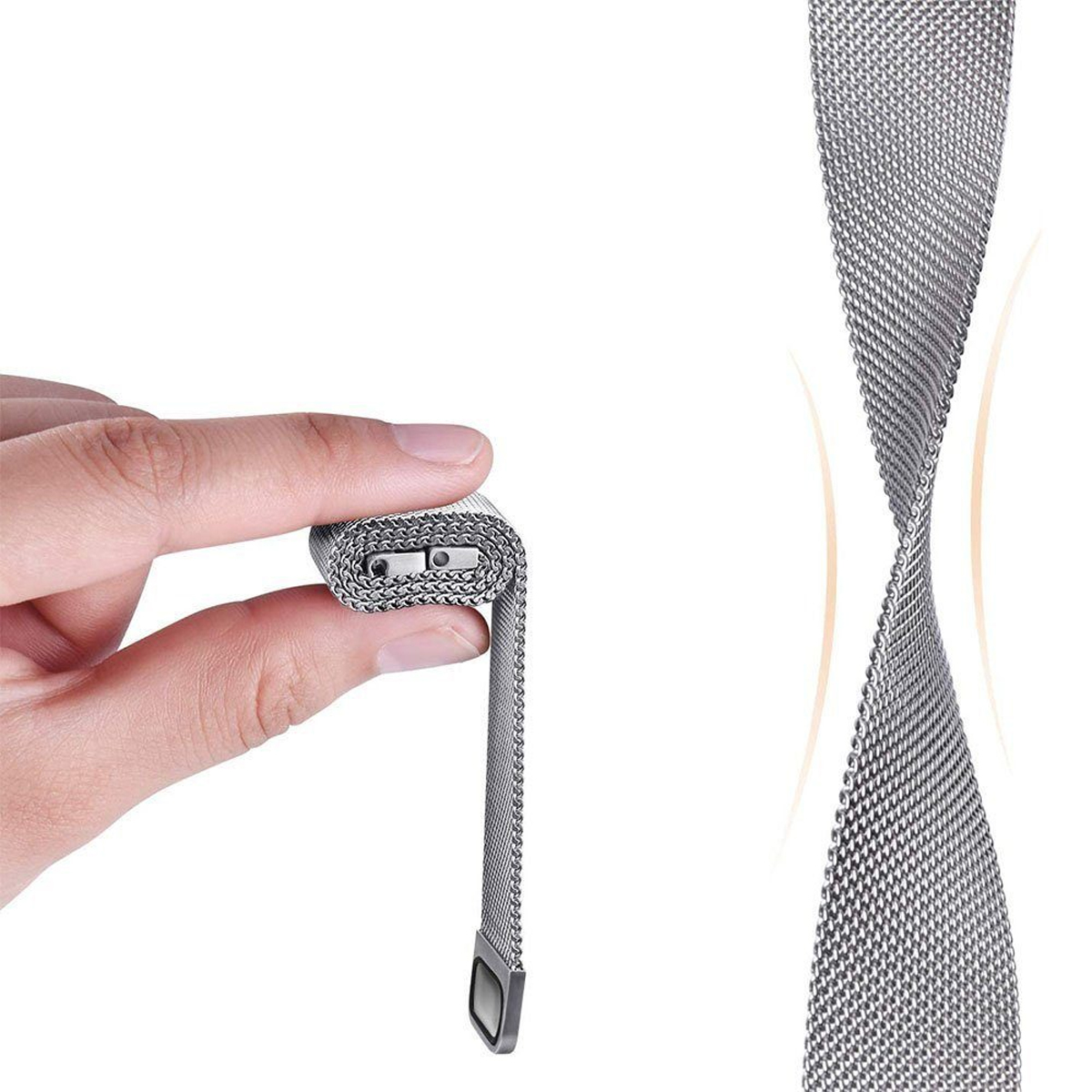 Eine Hand, die ein silbernes Mesh-Uhrenarmband hält. Das Armband ist verdreht. Weißer Hintergrund.
