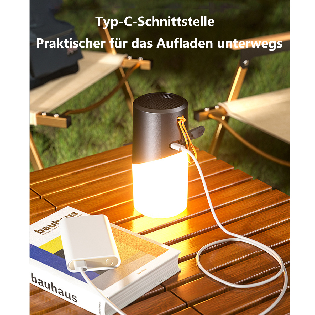 Schwarz-braune Lampe mit weißem Licht und eine weiße Powerbank auf einem Holztisch.