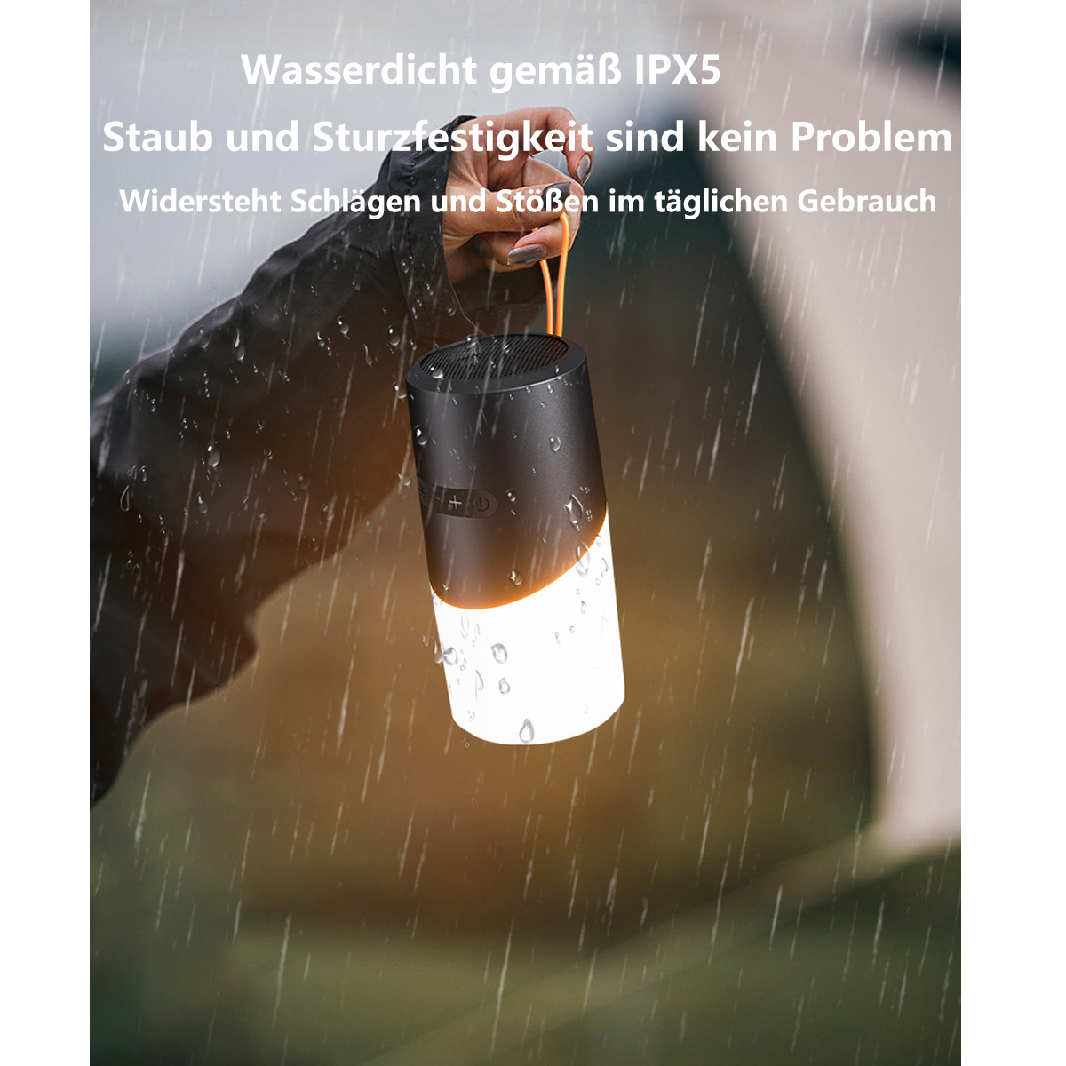 Schwarz-weißer Lautsprecher mit Griff, der im Regen gehalten wird. Text auf Deutsch.