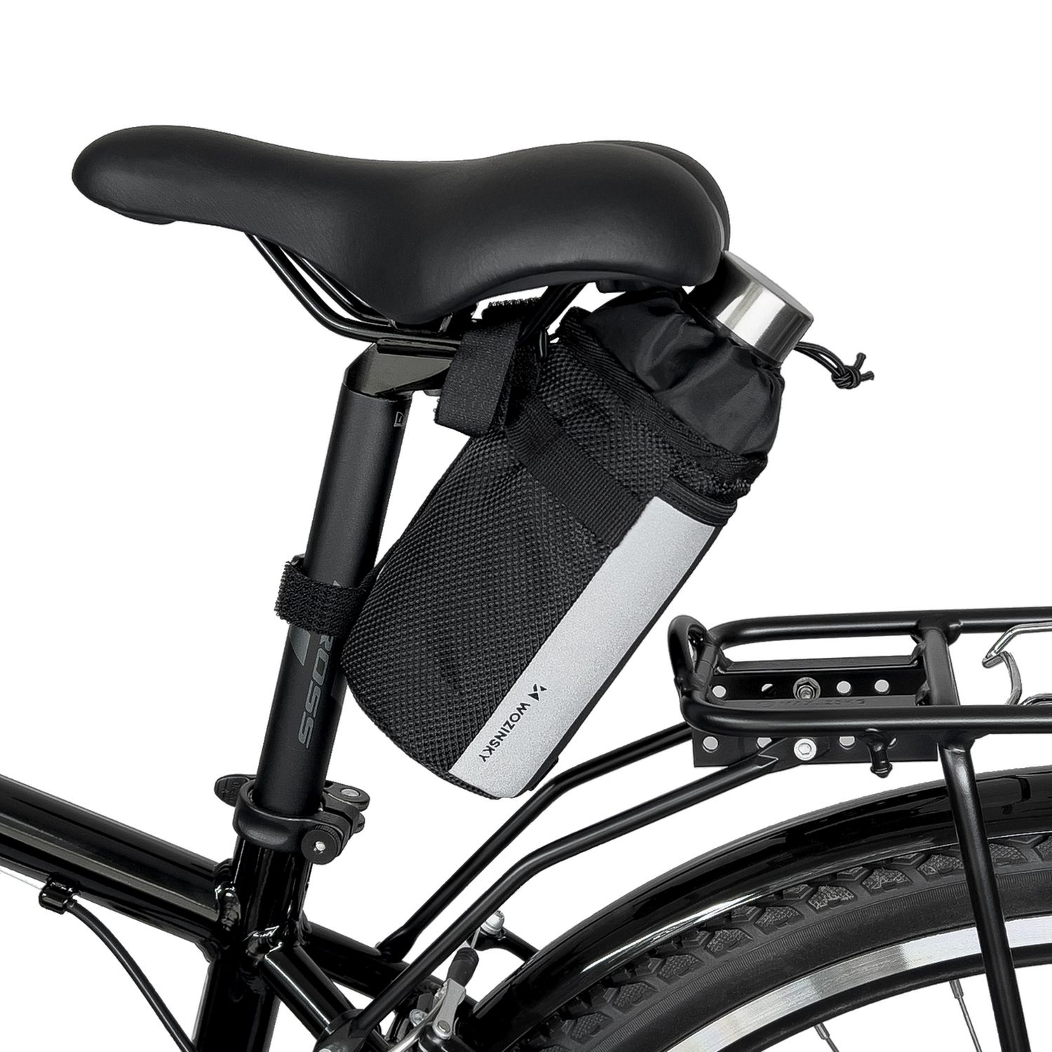 Schwarzes Fahrrad mit Flaschenhalter. Die Flasche befindet sich in einem schwarzen Halter. Fahrradsitz, Gepäckträger sichtbar.