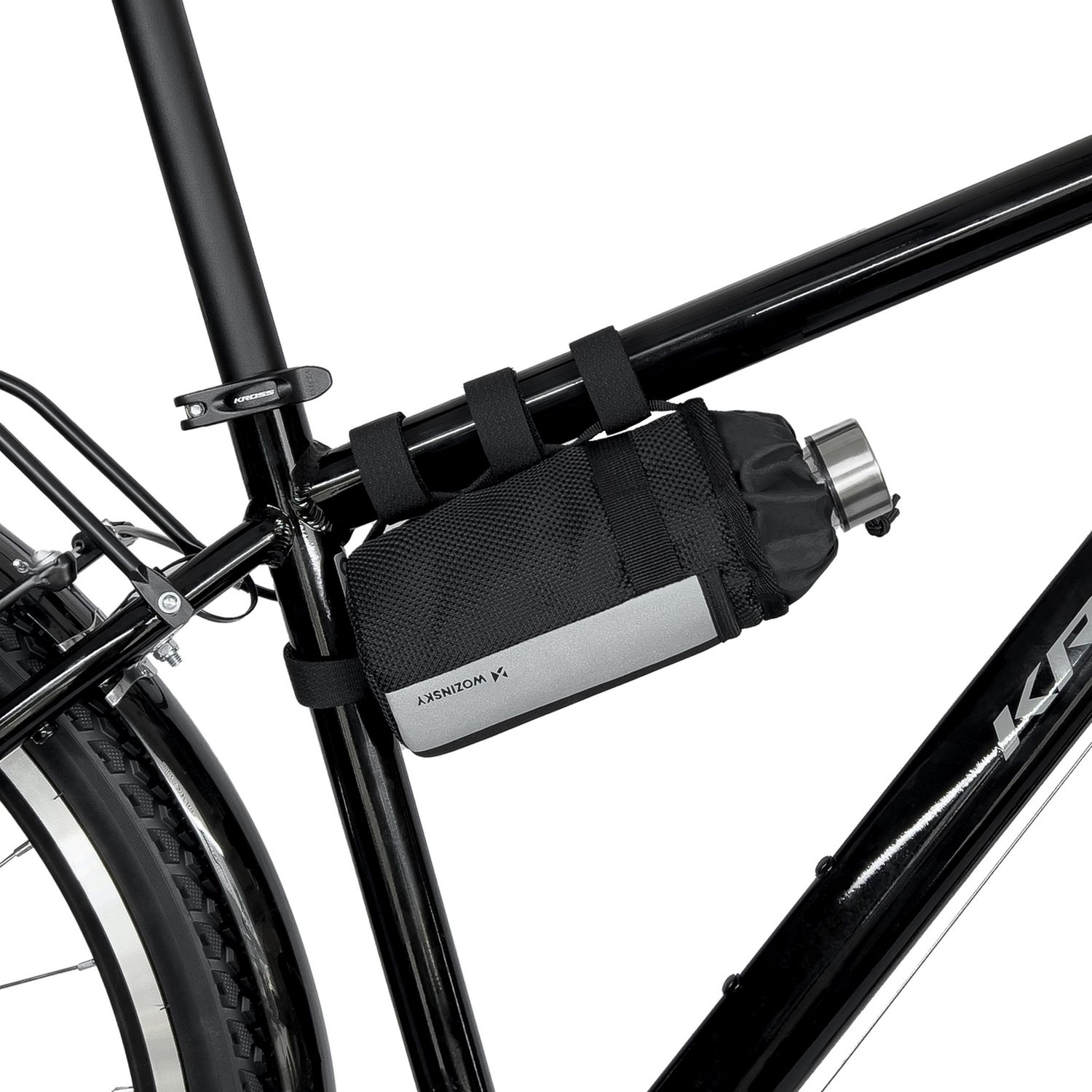 Ein schwarzer Fahrrad-Flaschenhalter, montiert an einem Fahrradrahmen.