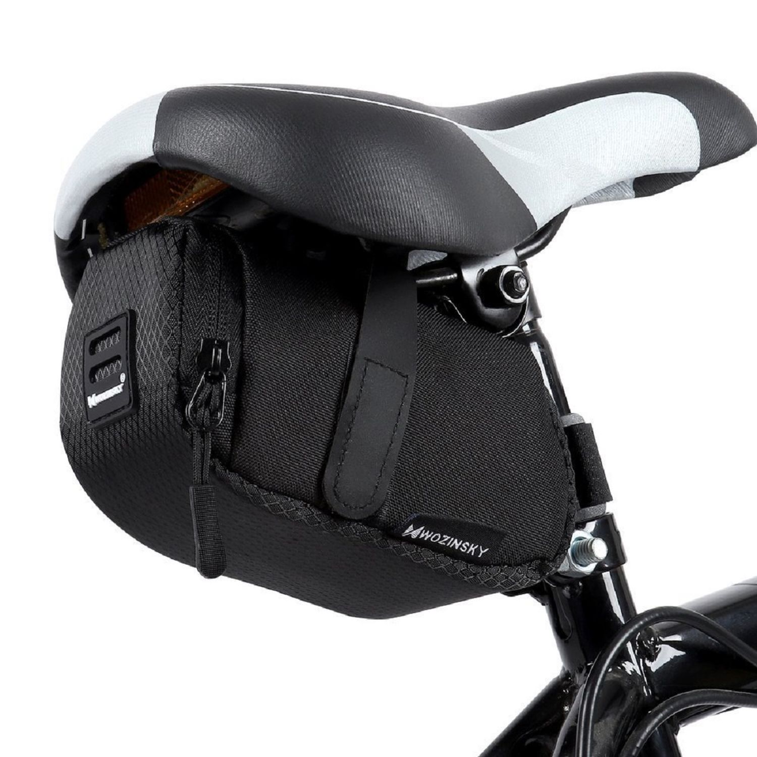 Schwarze Satteltasche an einem Fahrrad befestigt. Nahaufnahme.