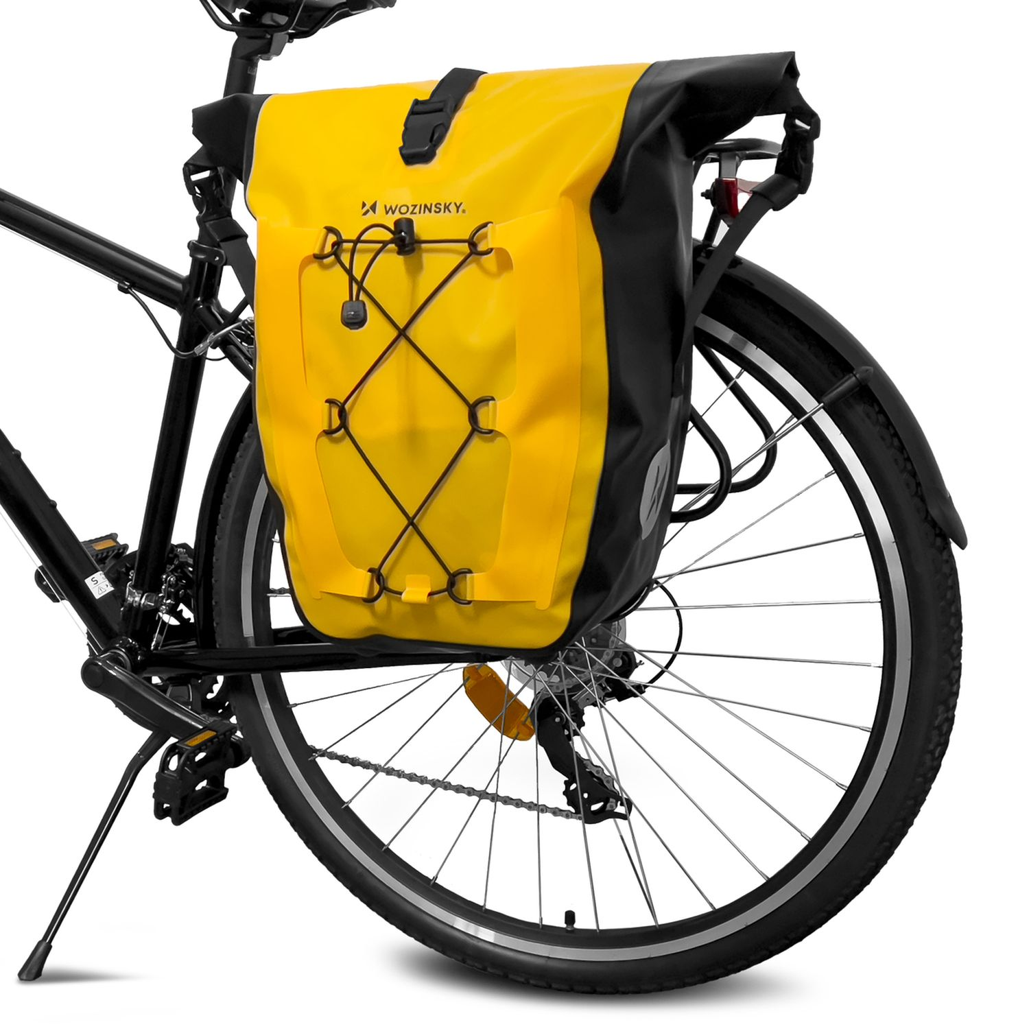 Eine gelb-schwarze Fahrradtasche, die an einem Fahrradträger befestigt ist.