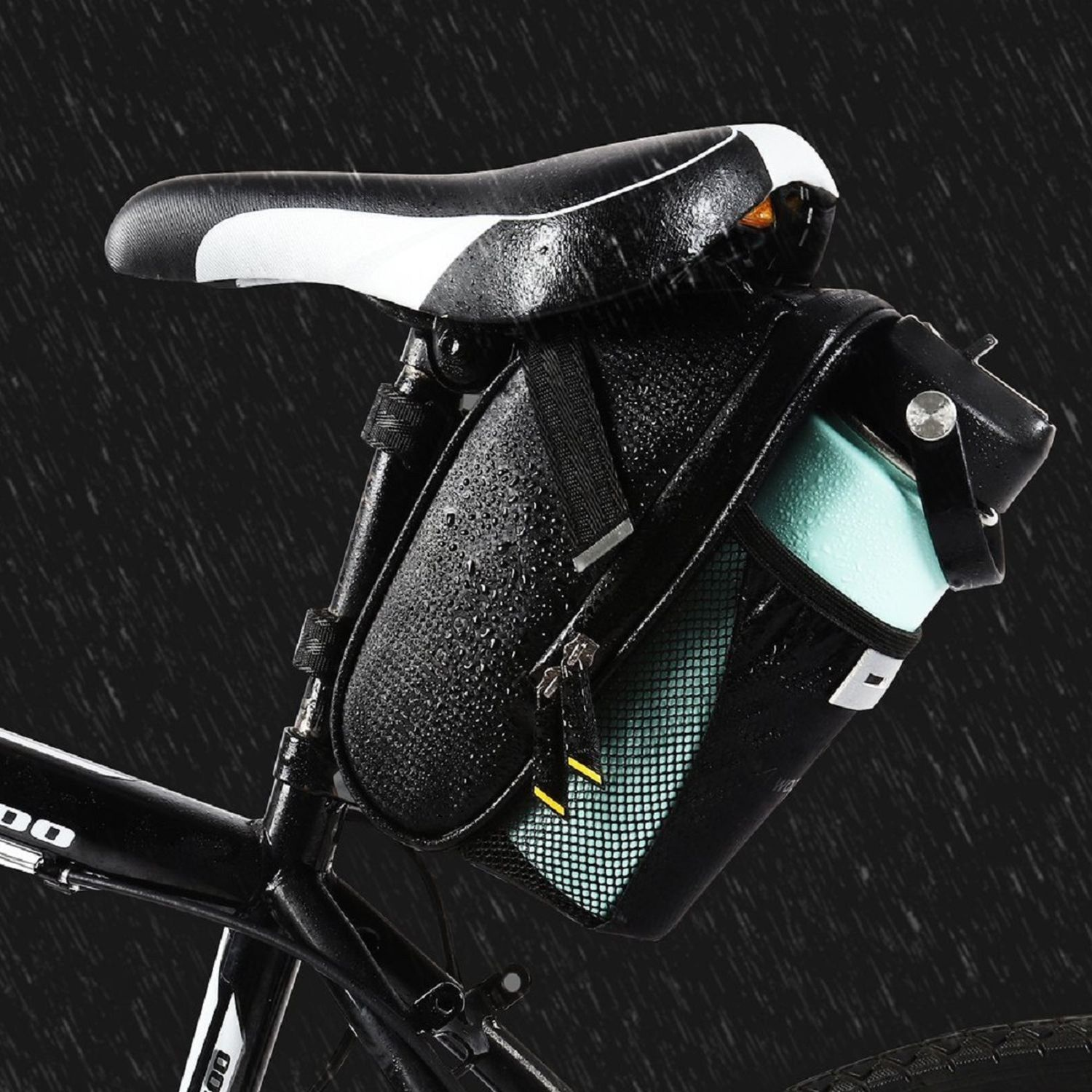 Schwarze Fahrradtasche an einem Fahrrad, mit einem schwarzen Sattel. Regentropfen fallen.