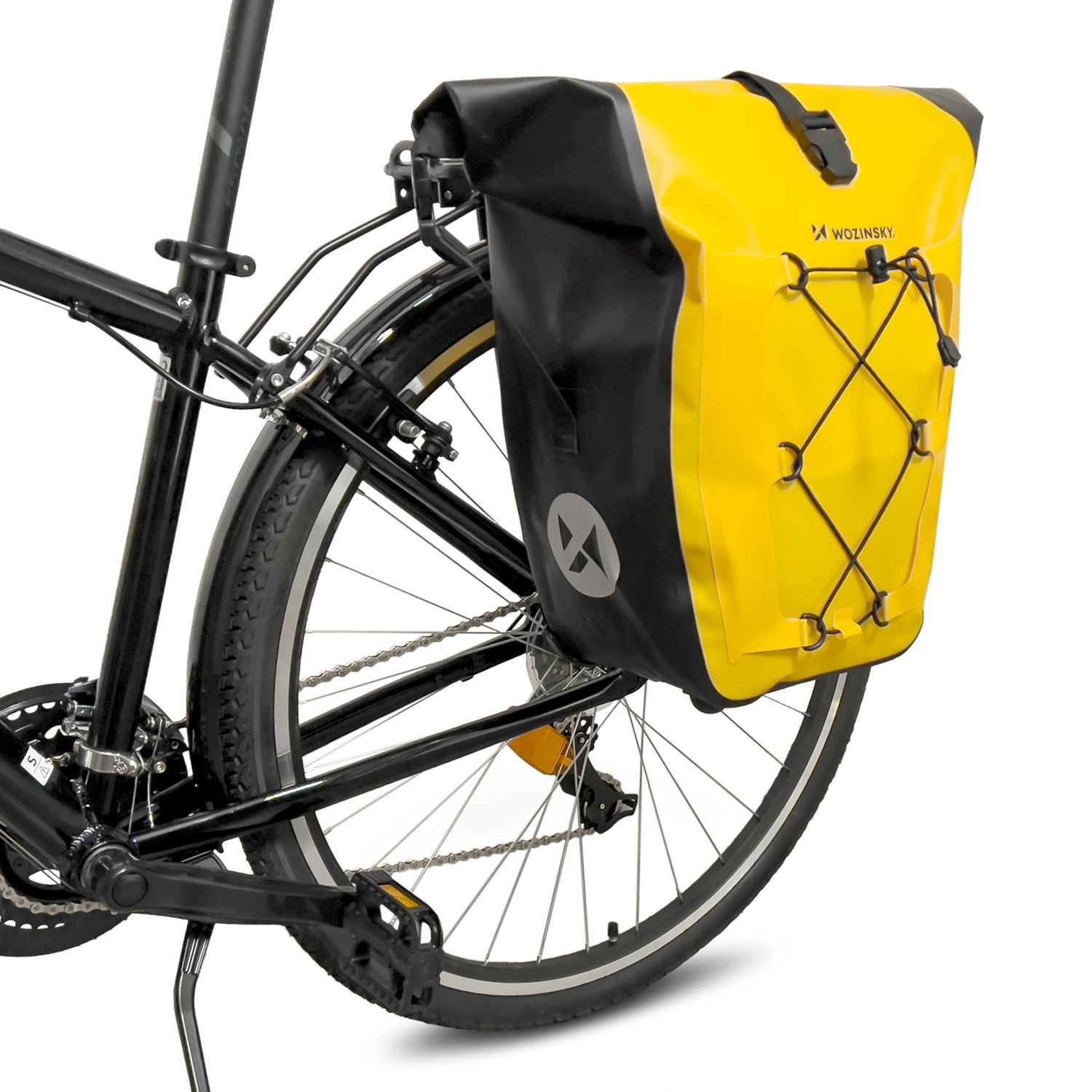 Gelb-schwarze Fahrrad-Packtasche, an einem Gepäckträger befestigt. Die Tasche hat ein Logo.