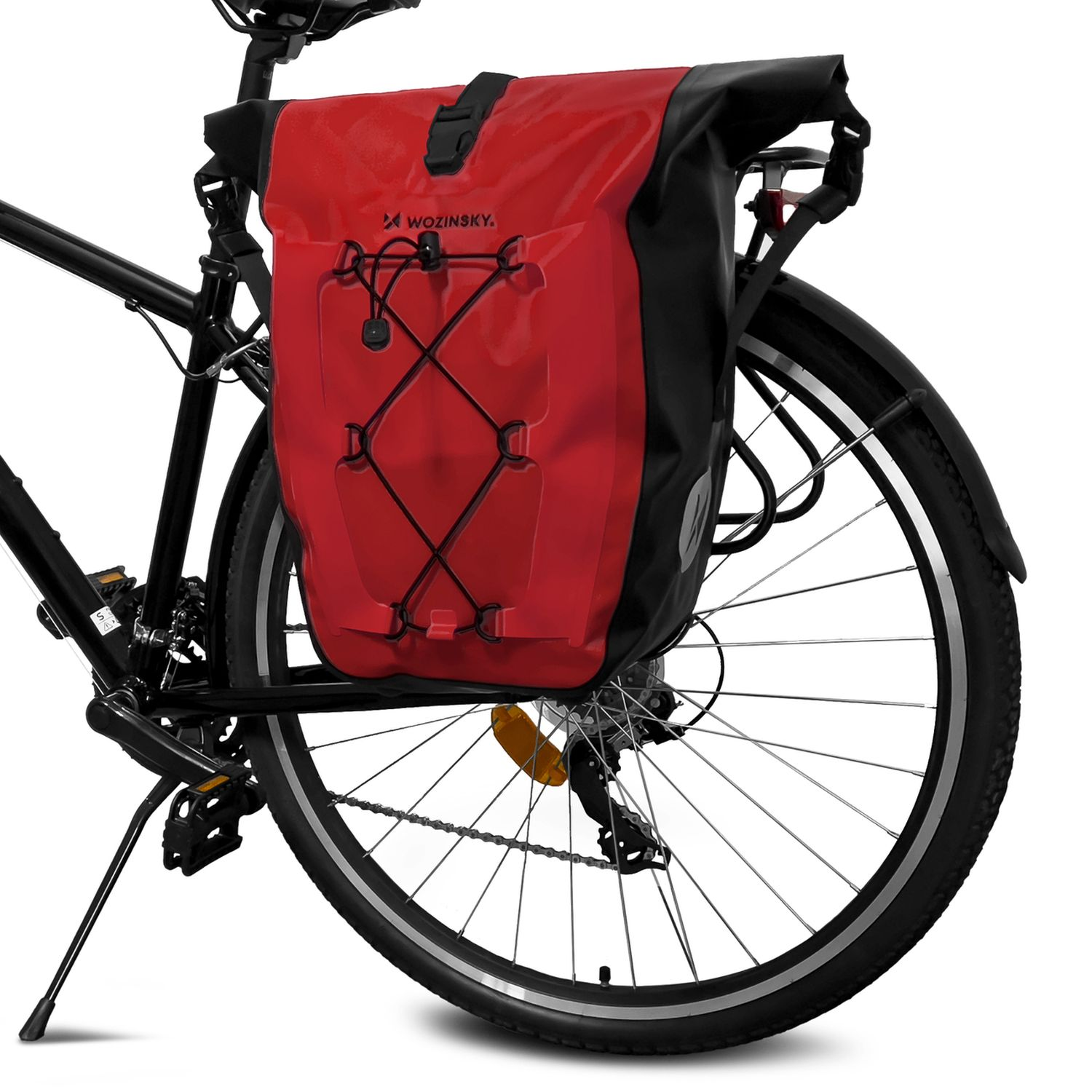 Eine rote und schwarze Fahrradtasche an einem Fahrrad befestigt.
