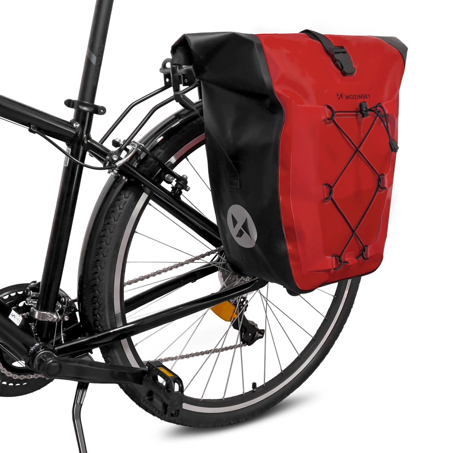 Eine rote und schwarze Fahrradtasche am Hinterrad eines Fahrrads befestigt.