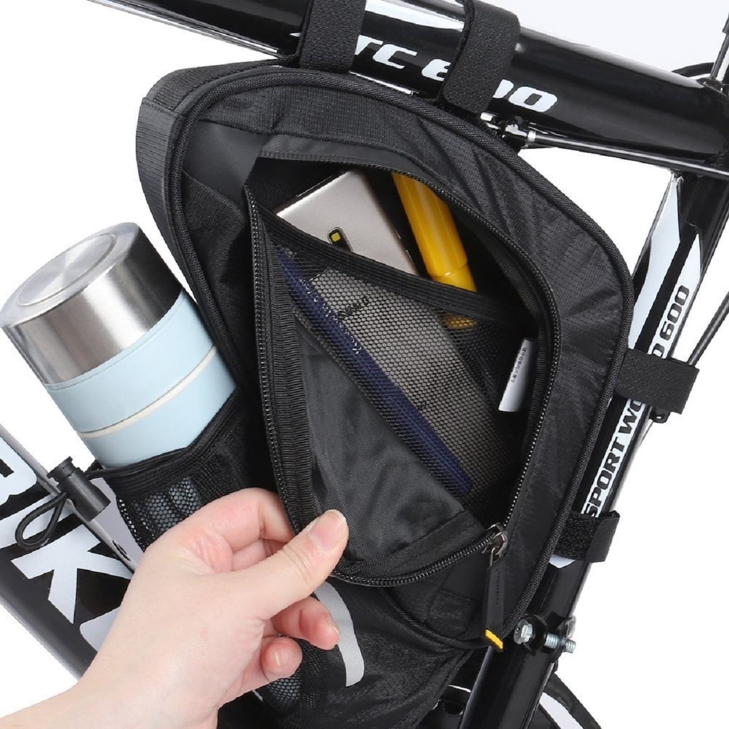 Une sacoche de vélo montée sur un cadre de vélo, contenant une bouteille d'eau et un téléphone.
