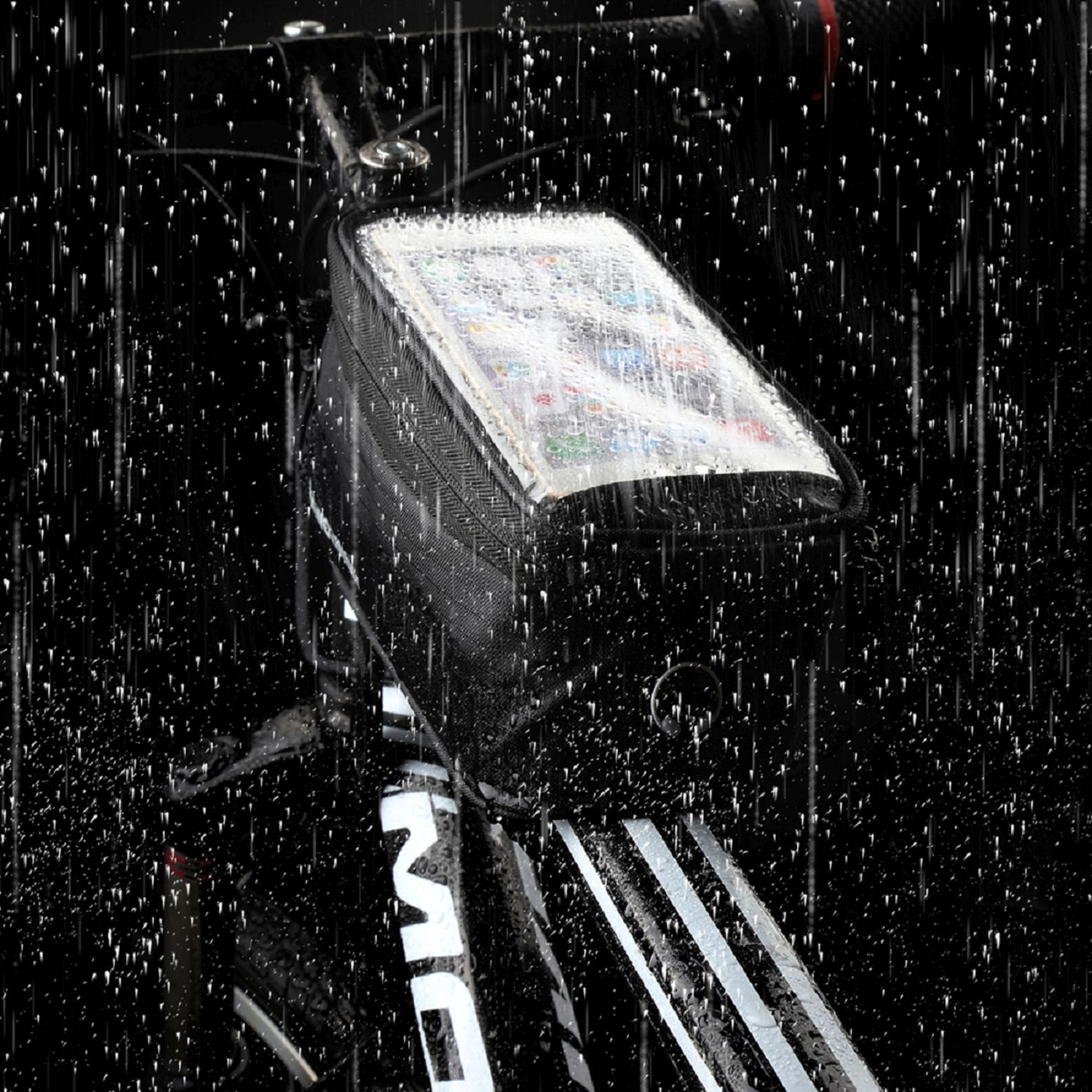 Schwarzer Fahrrad-Telefonhalter mit Telefon, vorne. Regentropfen sind sichtbar.