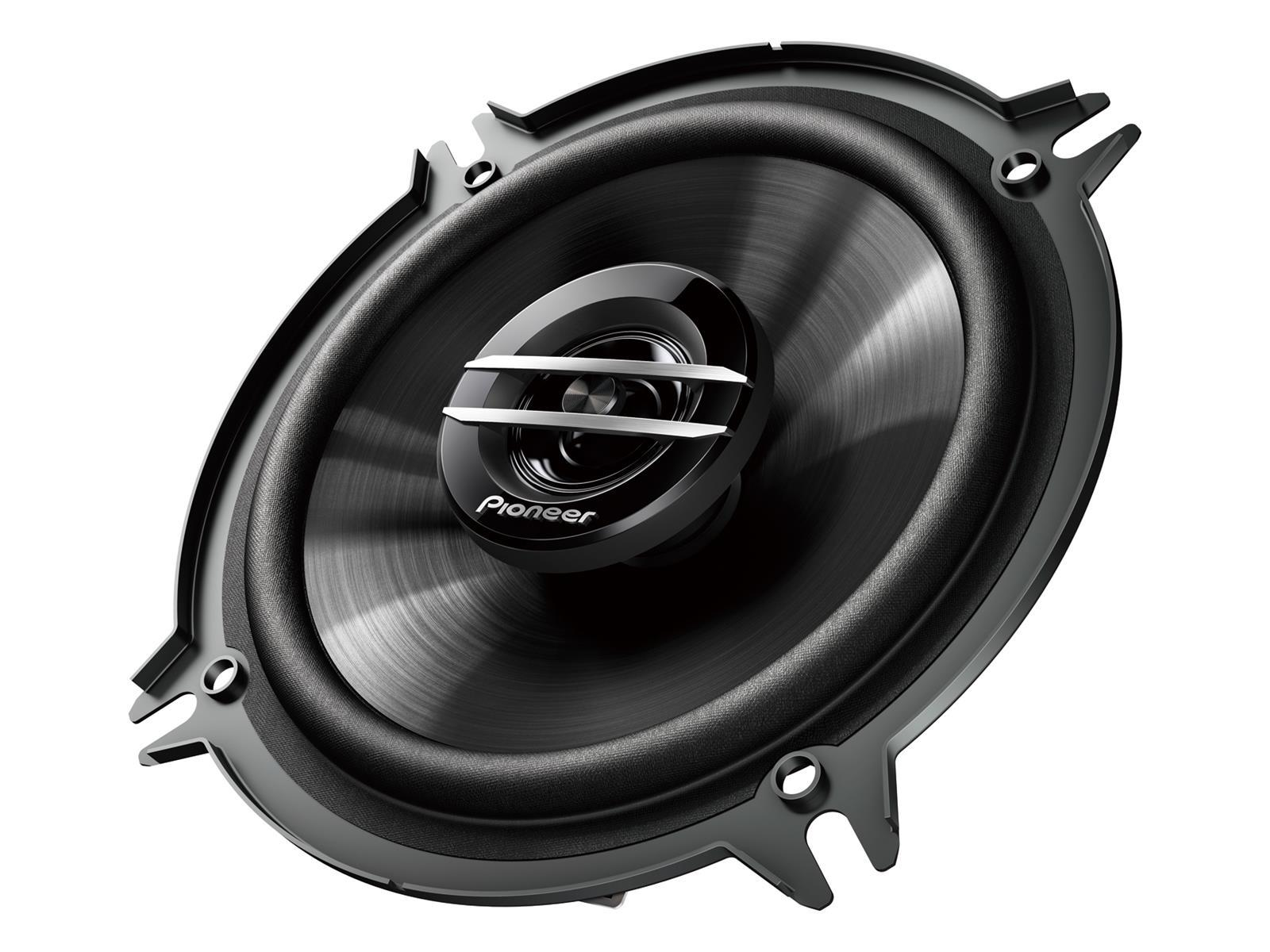 Un altavoz de coche negro con el logotipo de Pioneer, en ángulo sobre un fondo blanco.