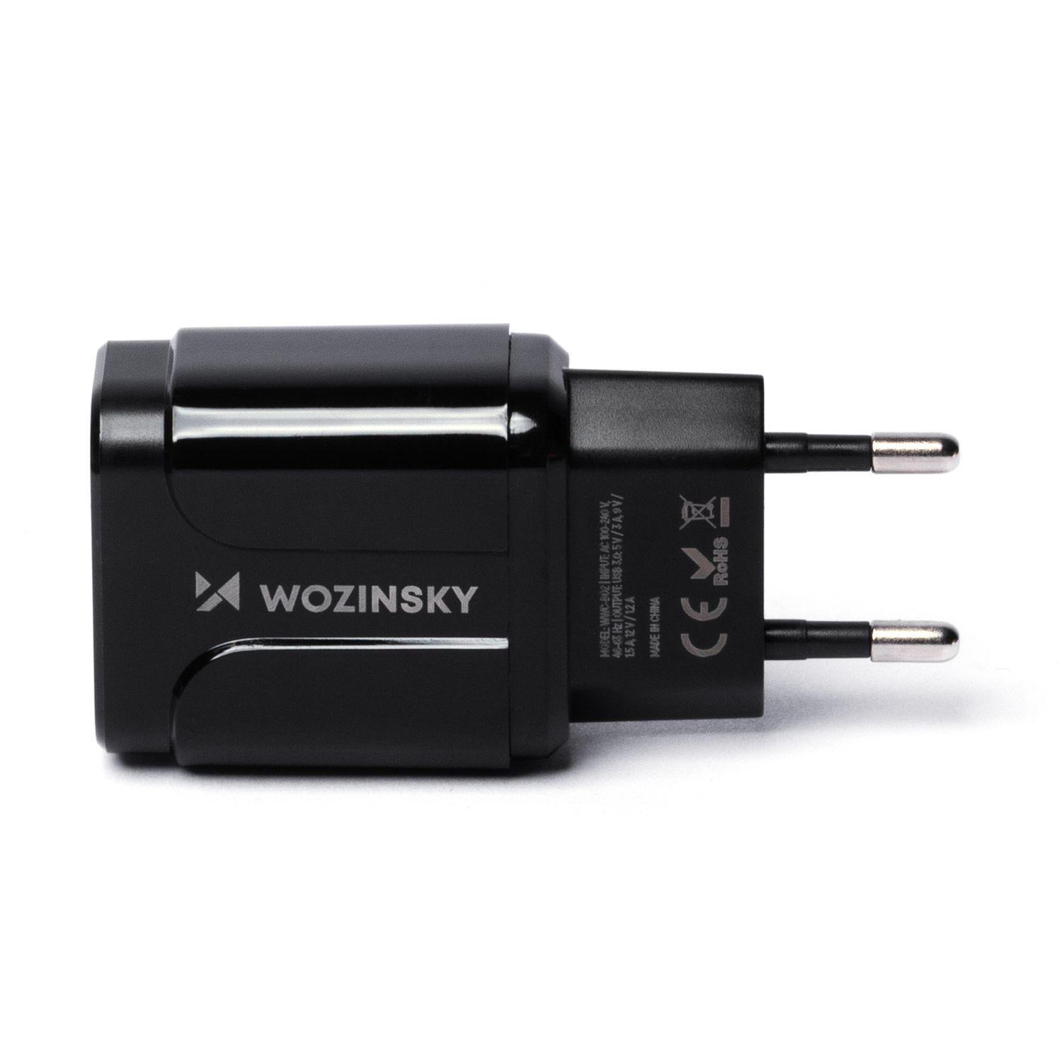 Ein schwarzes Ladegerät mit Stecker und dem Text: WOZINSKY.
