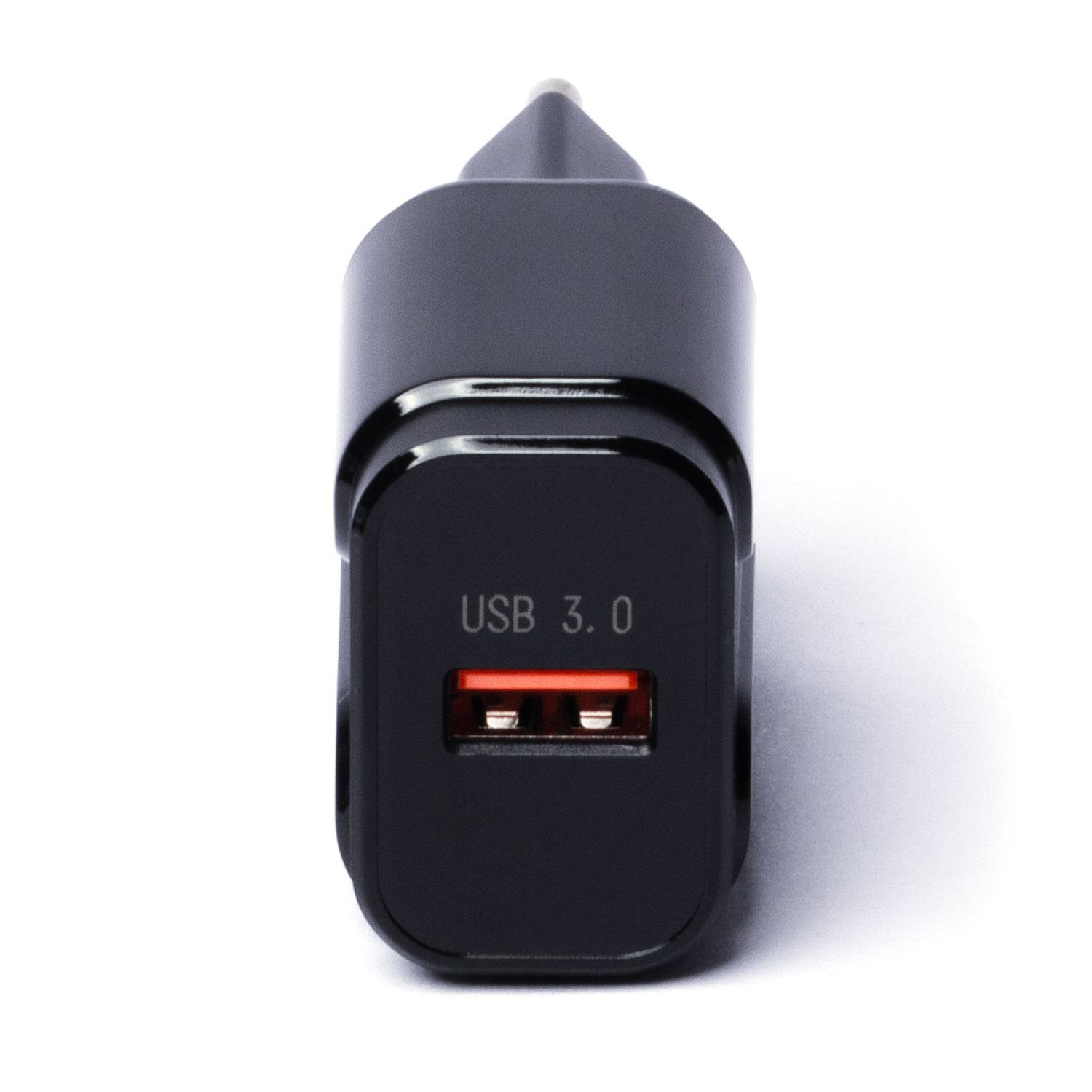 Ein schwarzes USB 3.0-Ladegerät mit rotem USB-Anschluss. Das Ladegerät befindet sich auf weißem Hintergrund.