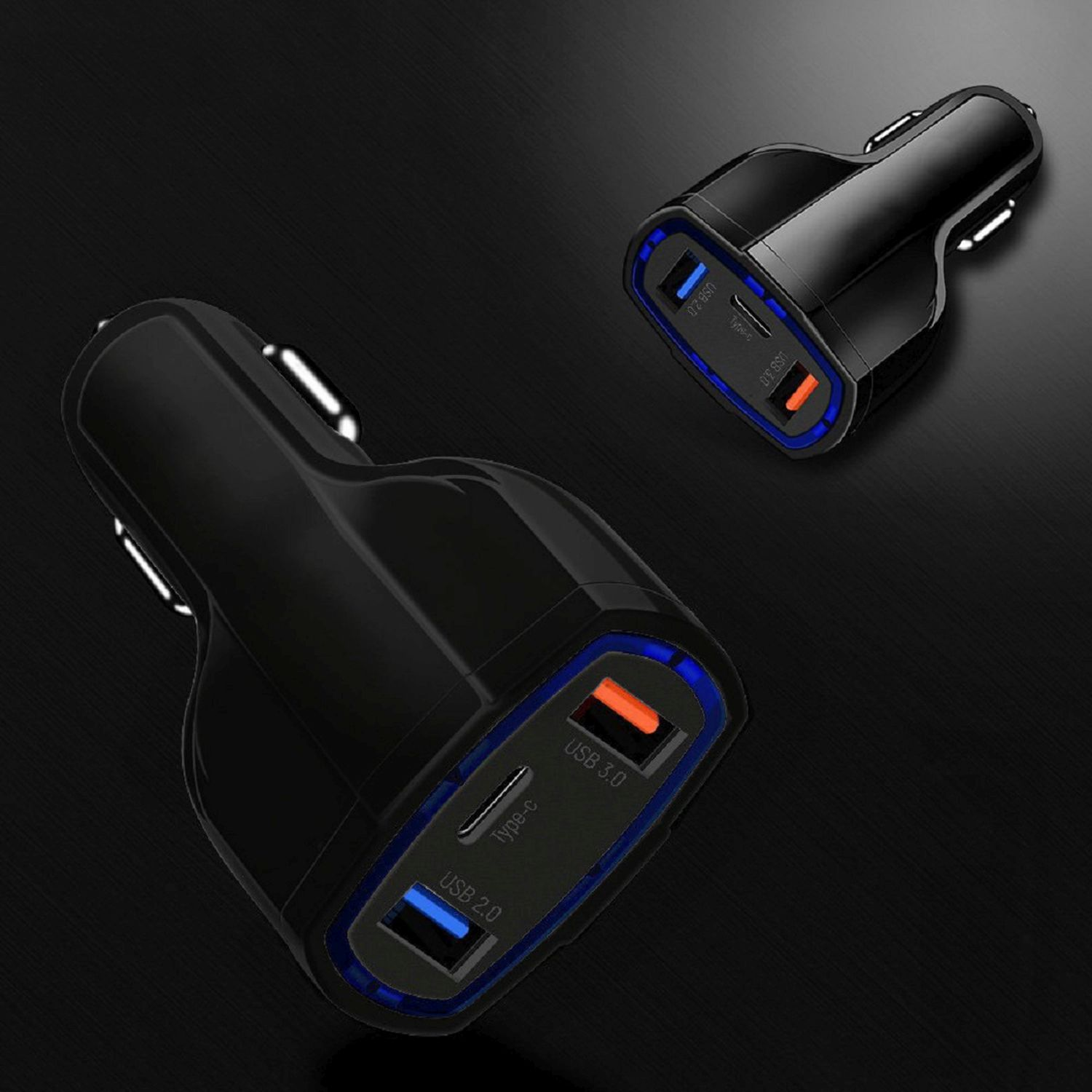 Zwei schwarze Autoladegeräte. Verfügen über USB-Anschlüsse (2.0 und 3.0) mit blauen und orangefarbenen Lichtern.