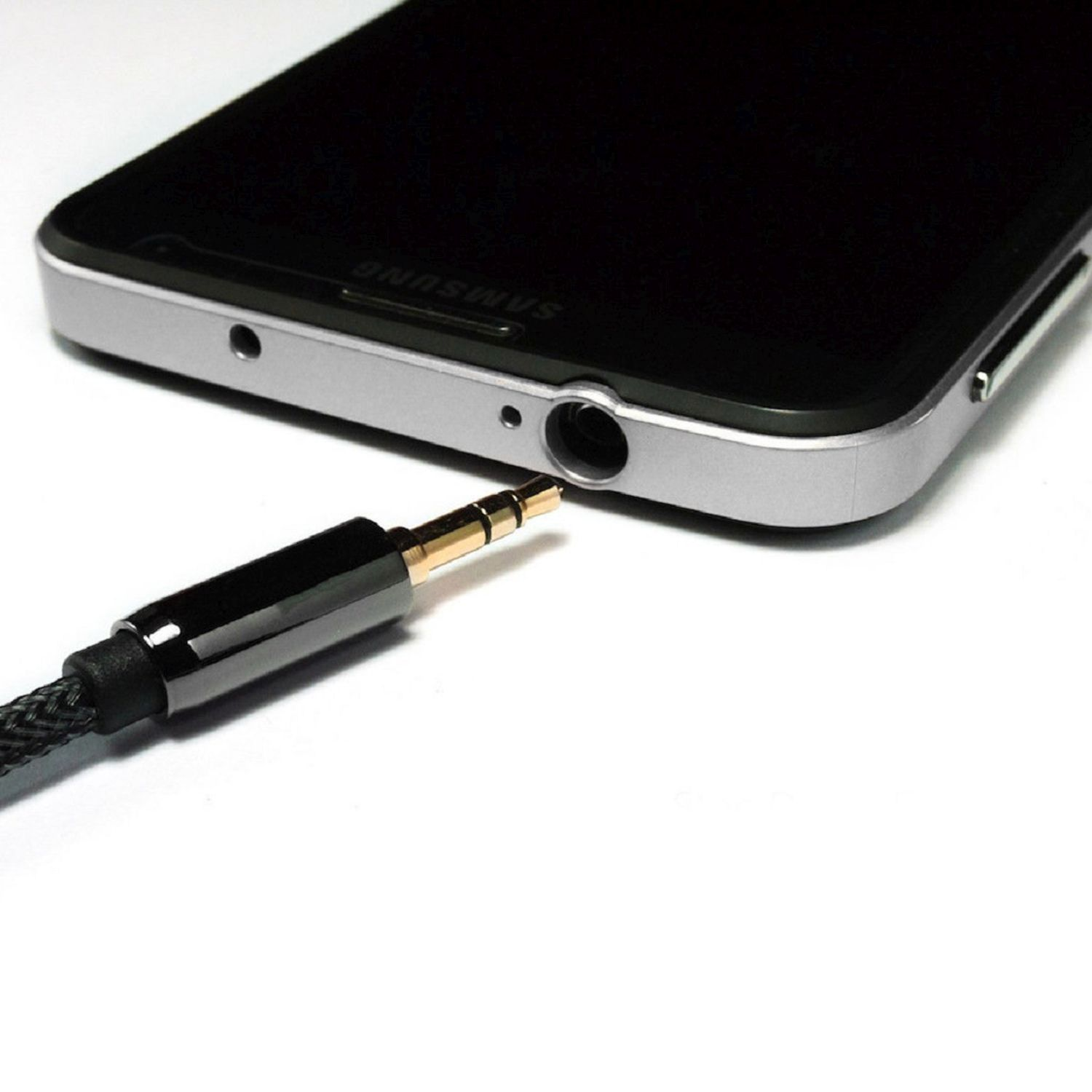 Ein Telefon mit Kopfhöreranschluss, der mit einem schwarzen und goldenen Audiokabel verbunden ist.