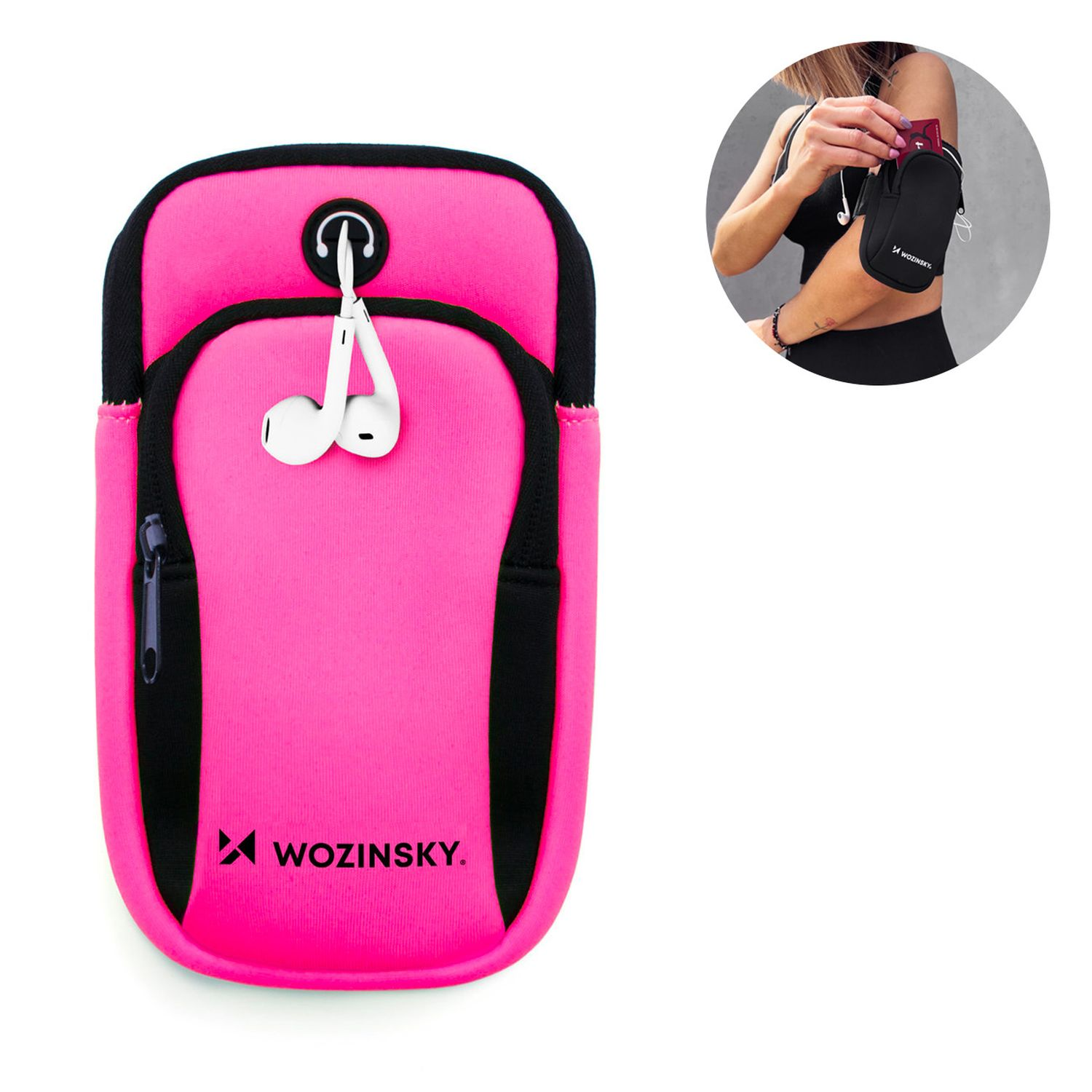 Fascia da braccio rosa con dettagli neri, che tiene auricolari bianchi. Una donna lo indossa.