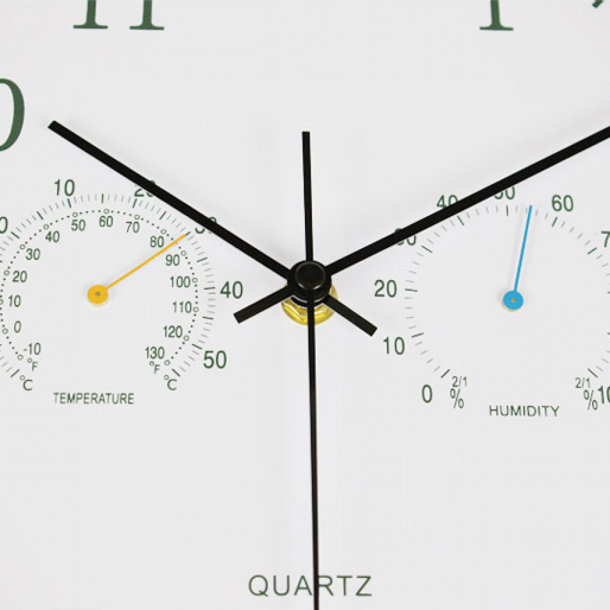Zbliżenie tarczy zegara kwarcowego wyświetlającej odczyty temperatury i wilgotności.