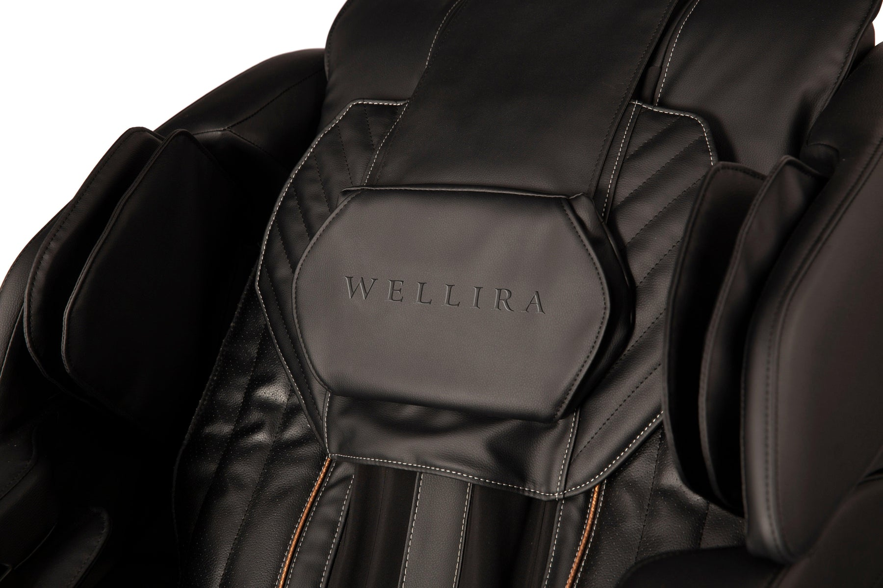 Schwarzer Massagesessel aus Leder mit dem Markennamen Wellira auf der Kopfstütze.