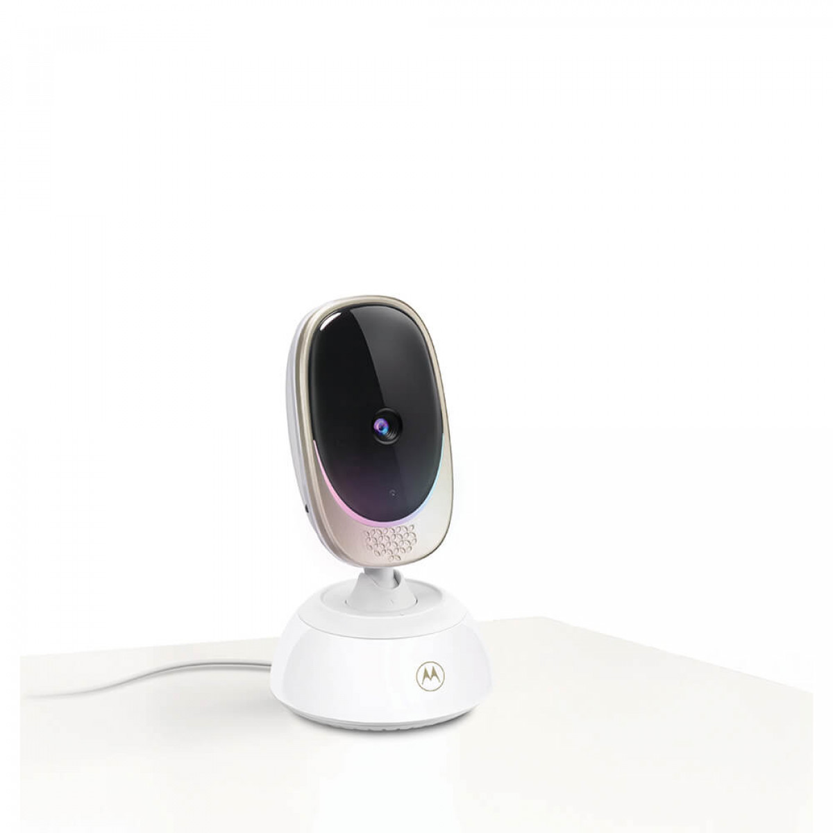 Baby monitor su un tavolo bianco. È un piccolo dispositivo bianco con una lente nera. Sfondo bianco.