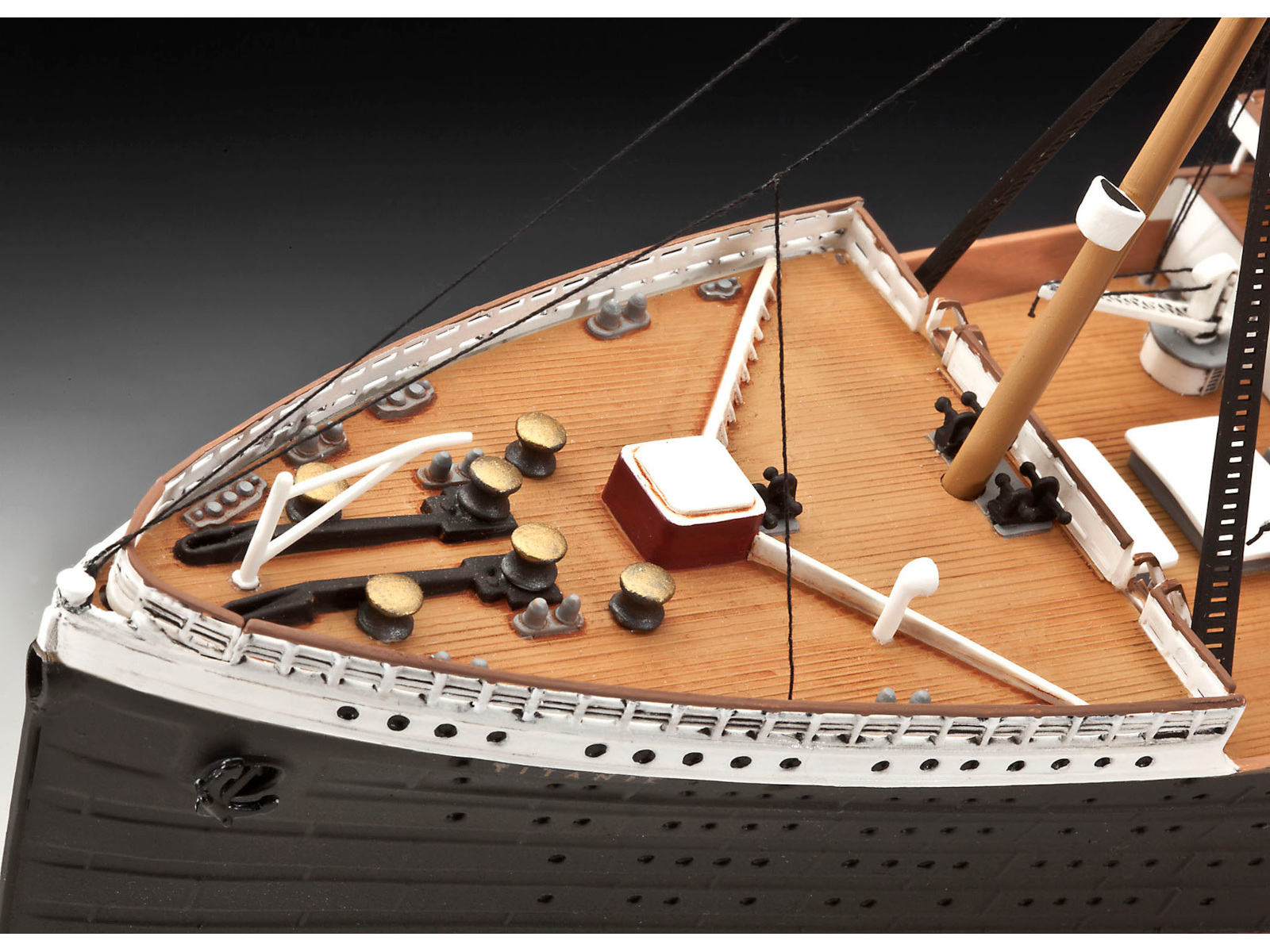 Ein detailliertes Modell eines Schiffsdecks, das das Holzdeck, Poller und andere Schiffdetails zeigt.