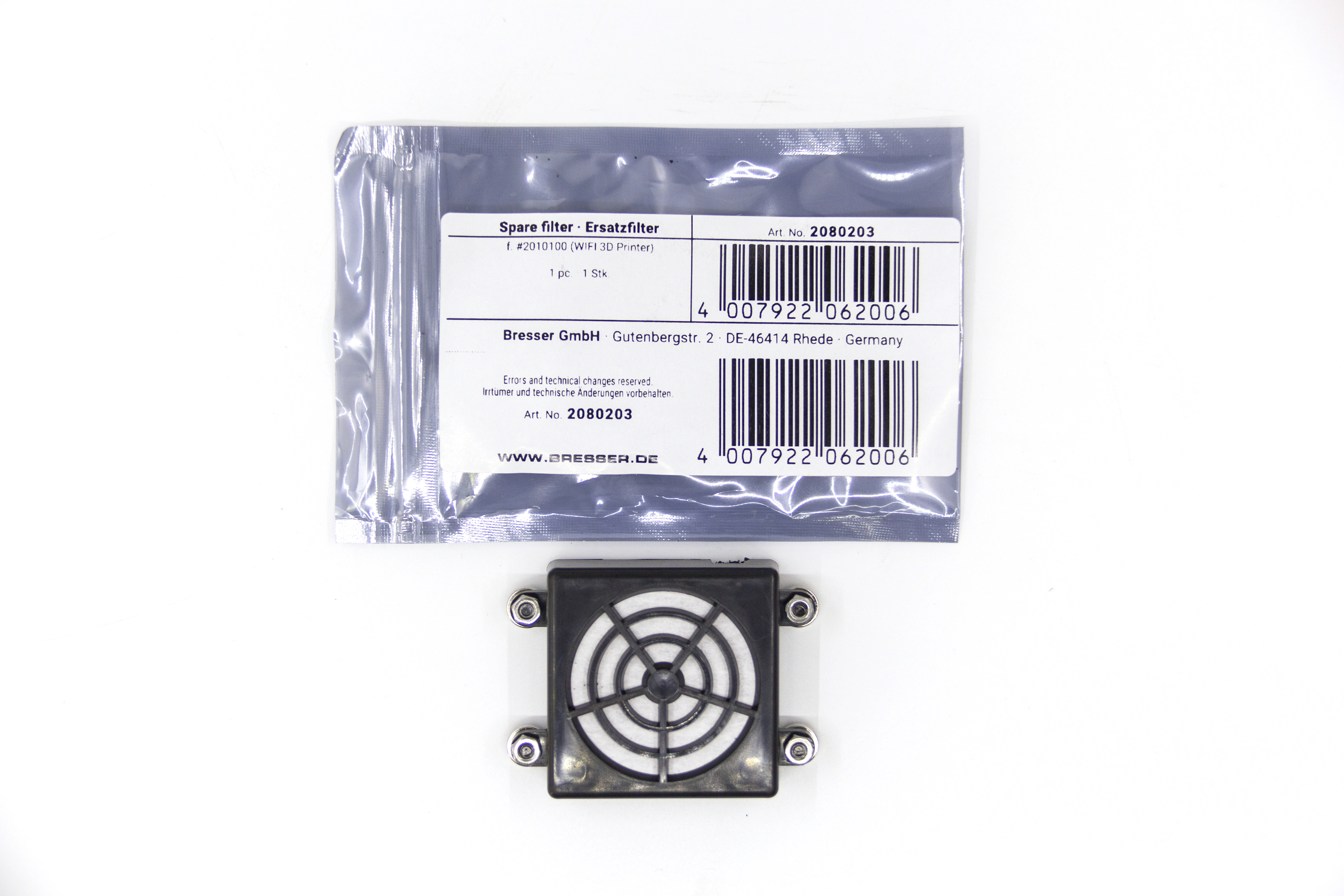 Ersatzfilter mit Verpackung und einer Komponente. Der Filter ist schwarz-weiß, die Verpackung transparent.