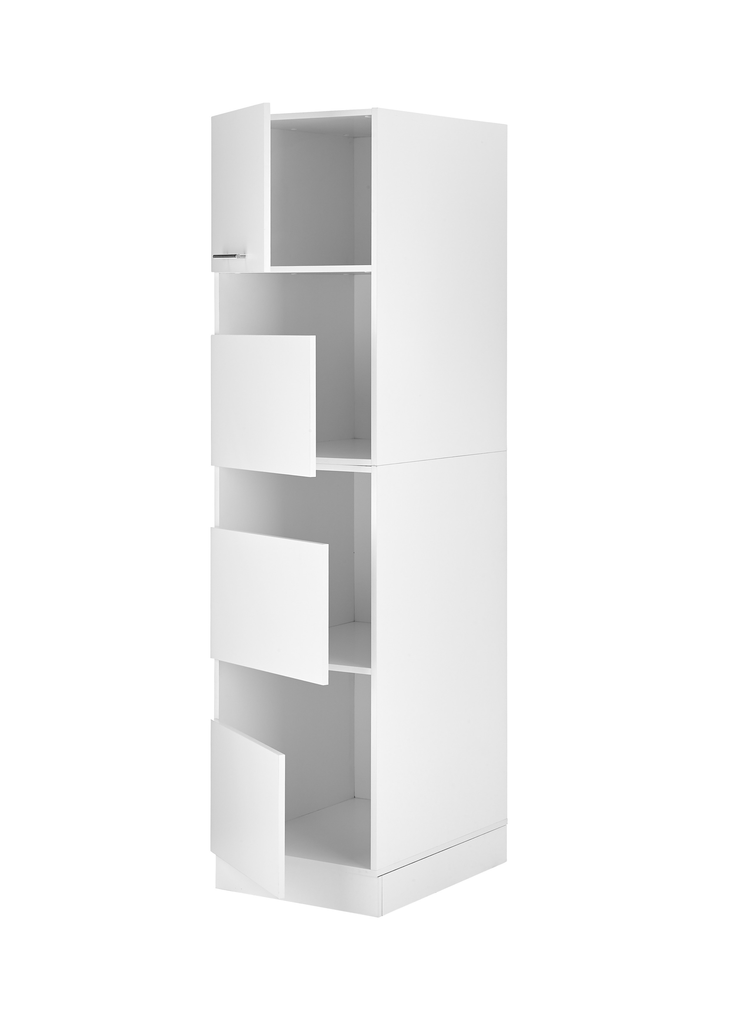 Weißer Schrank mit geöffneten Türen und Regalen. Die Türen sind versetzt. Weißer Hintergrund.
