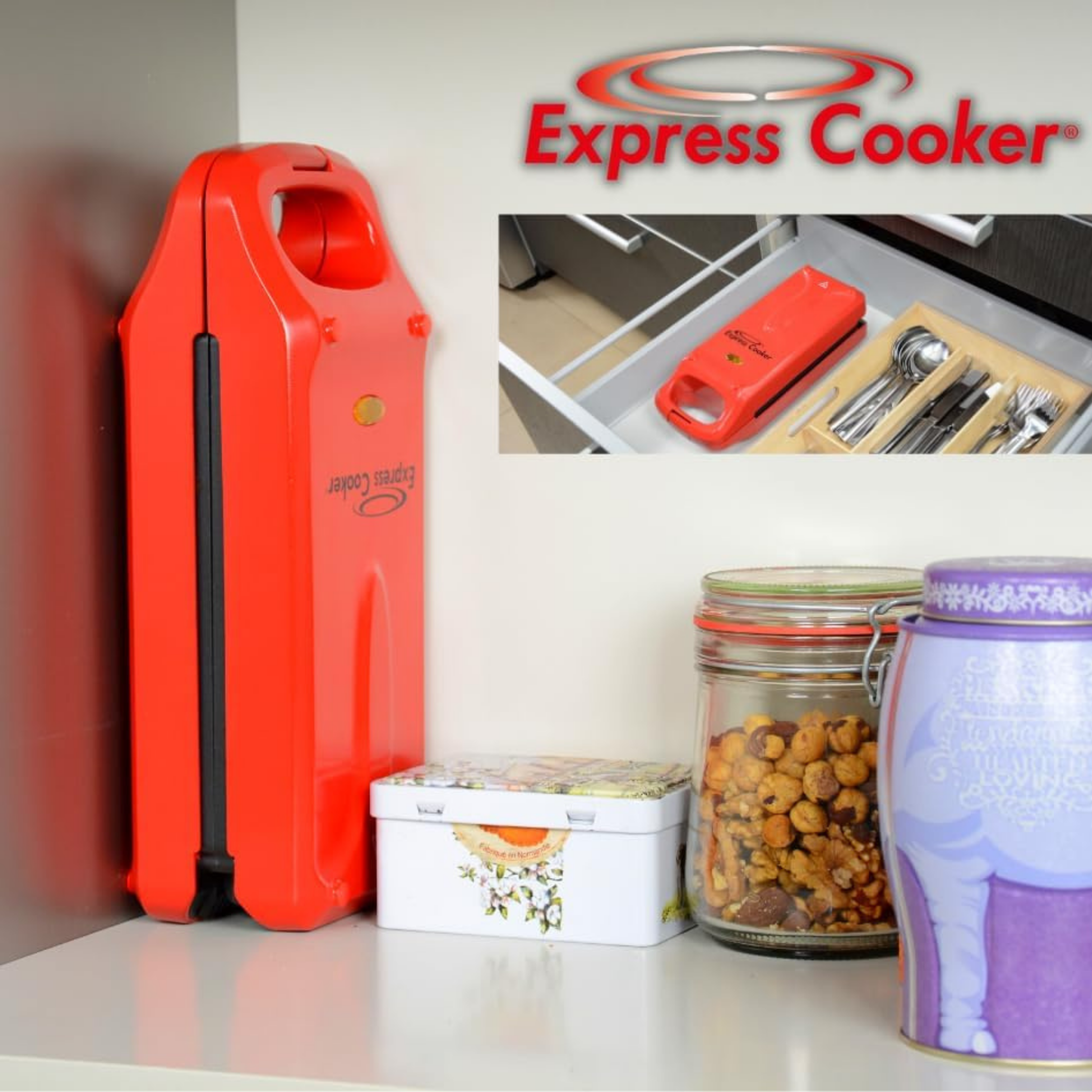 Una Express Cooker rossa accanto a uno scaffale con barattoli e contenitori. Un'immagine mostra la pentola in un cassetto con utensili.