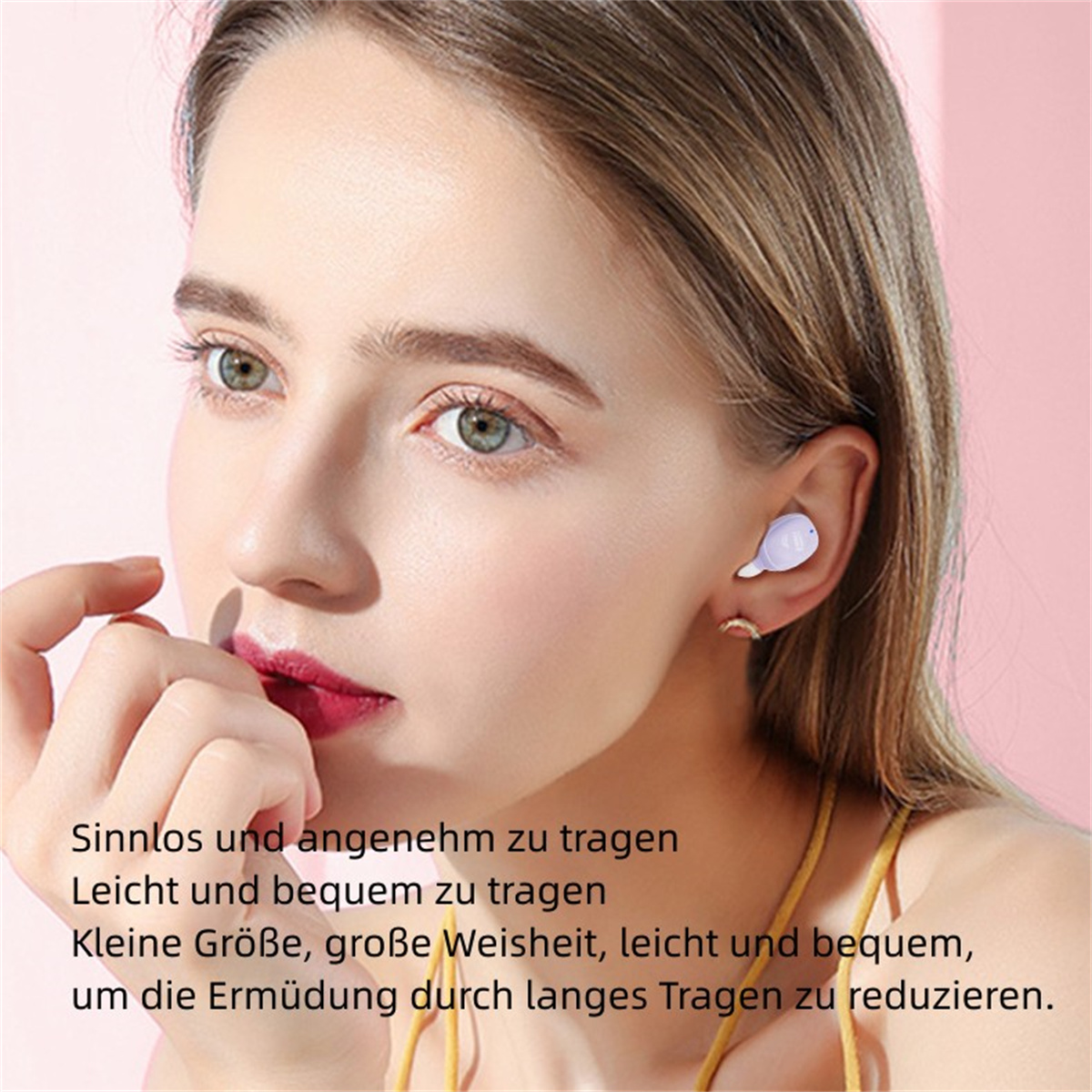 Eine Frau trägt einen weißen Ohrhörer in ihrem Ohr. Sie berührt ihr Gesicht.