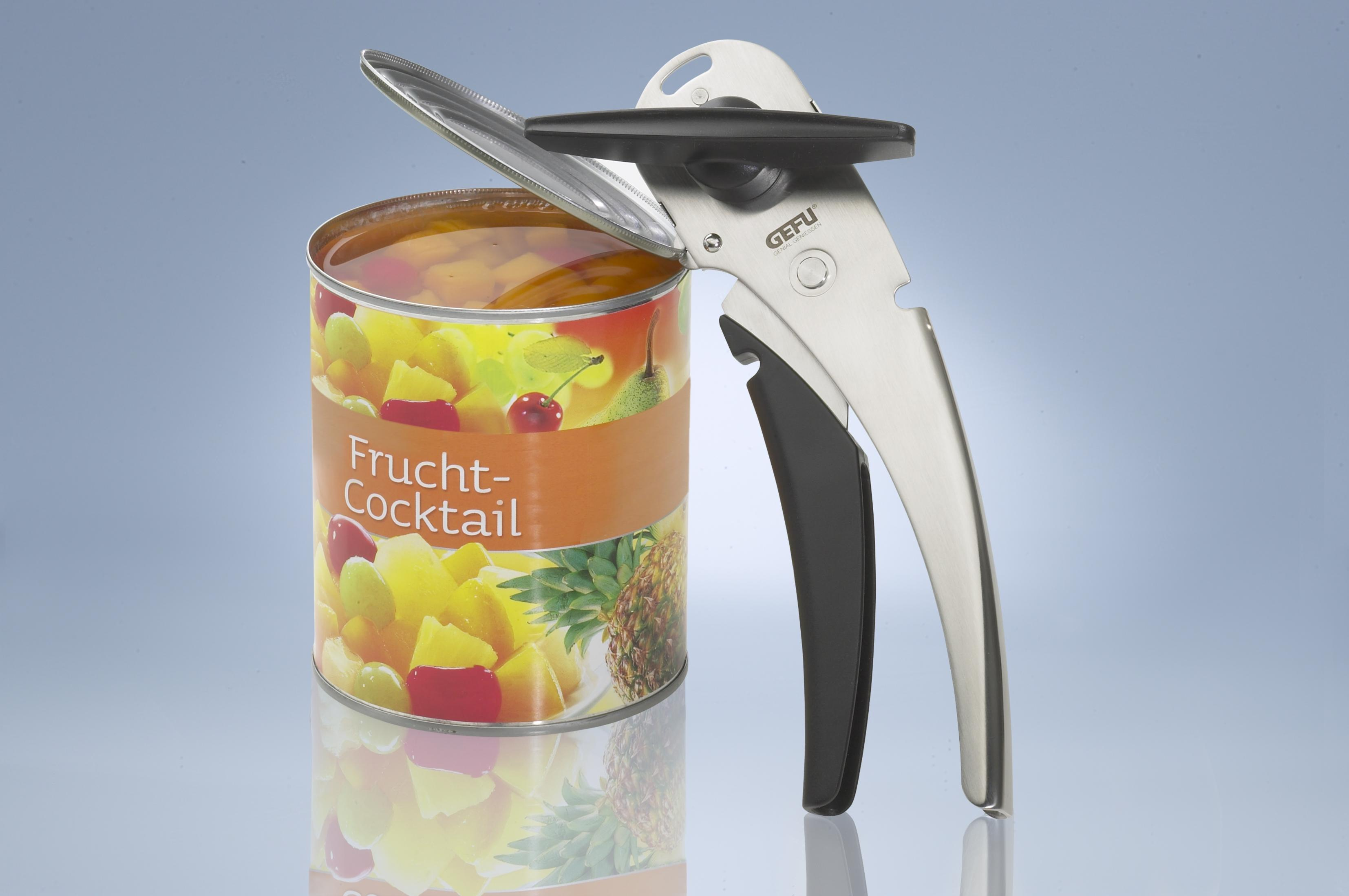 Dosenöffner auf einer Dose mit Fruchtcocktail, bunte Früchte sichtbar.