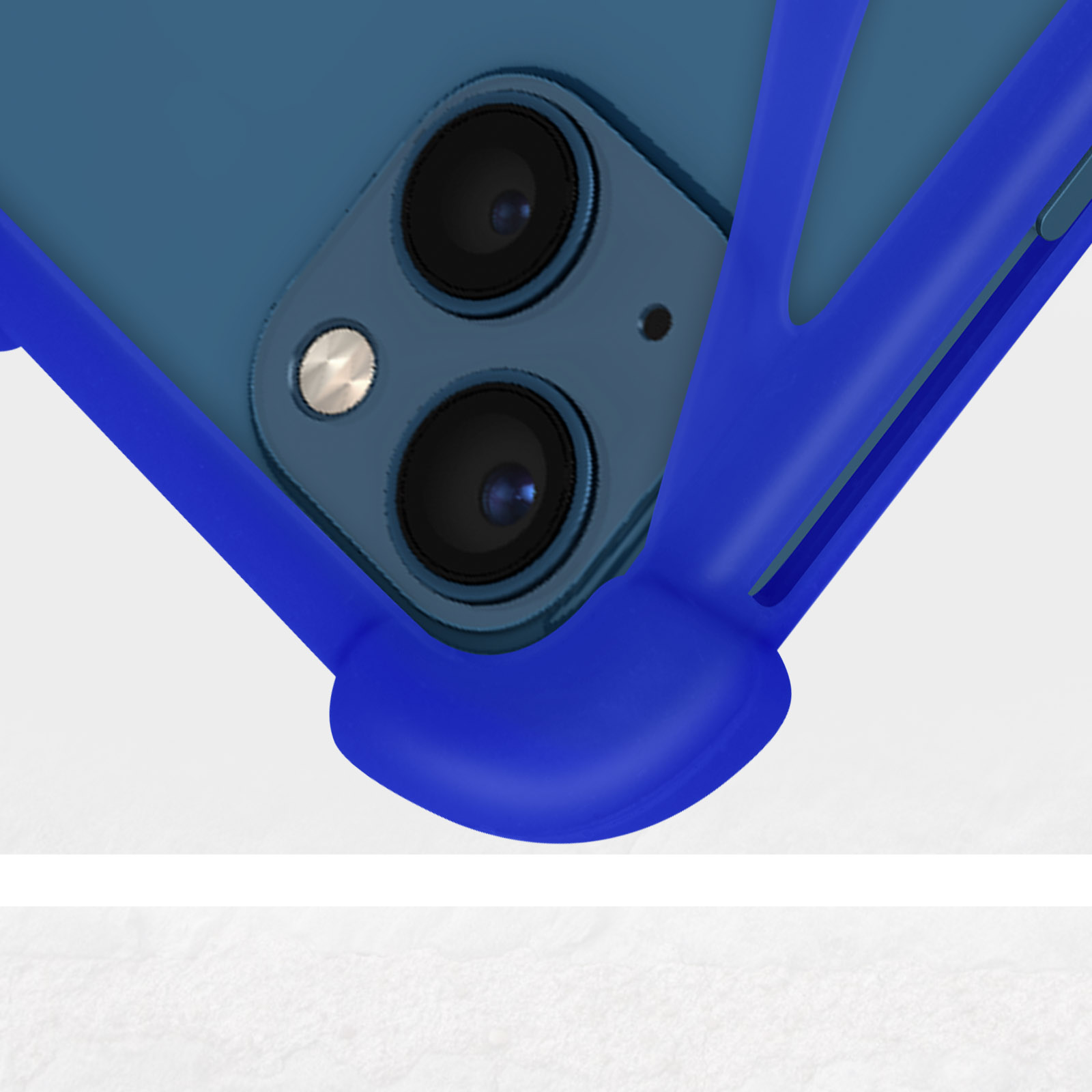 Nahaufnahme einer blauen Handyhülle, die den Kameraausschnitt zeigt. Weißer Hintergrund.
