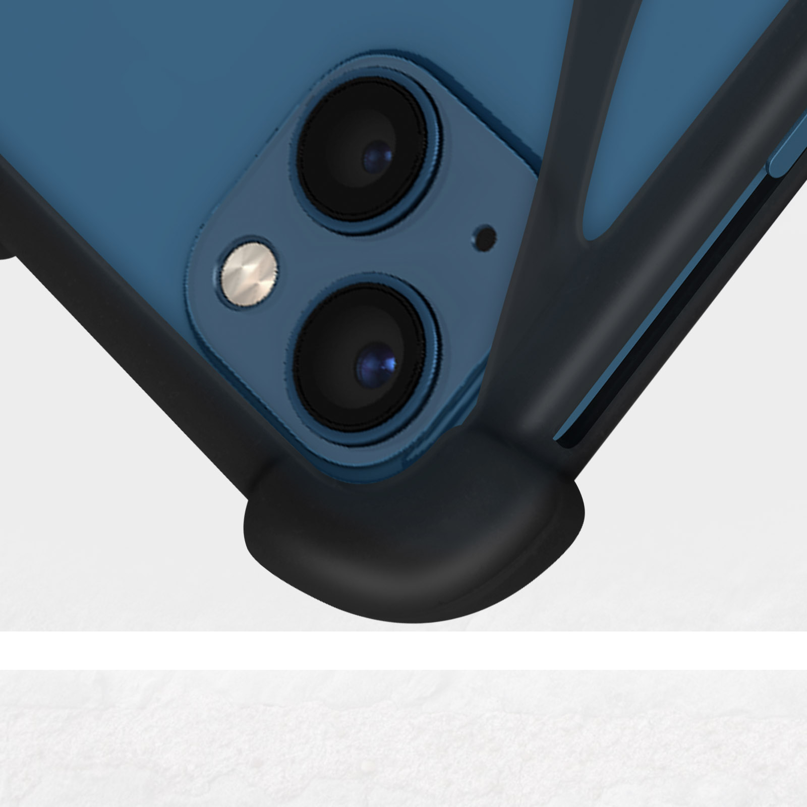 Nahaufnahme einer schwarzen Handyhülle mit blauem Telefon. Weißer Hintergrund. Fokus auf die Kamera.