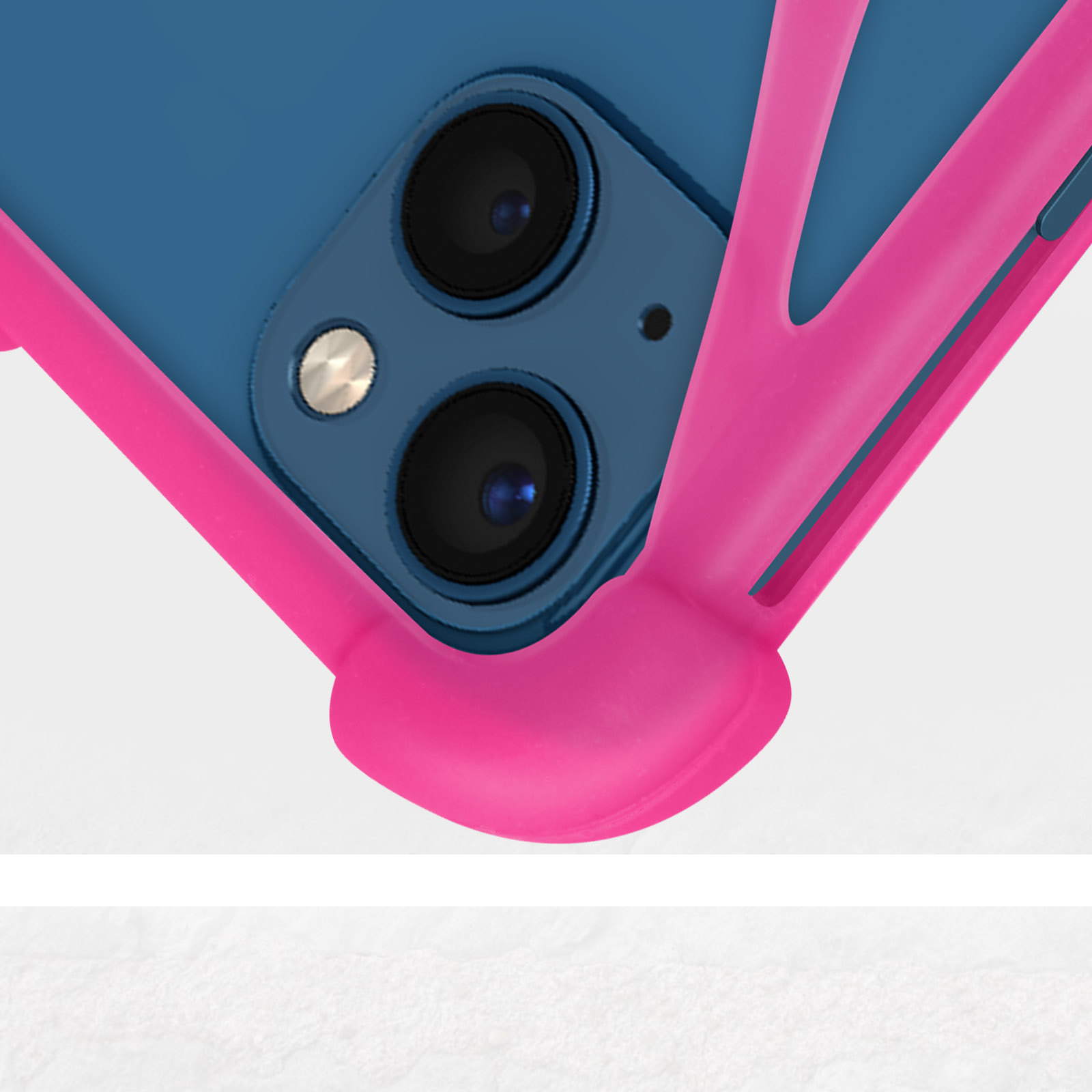 Primo piano di una custodia rosa su un telefono blu. La custodia ha un design unico.
