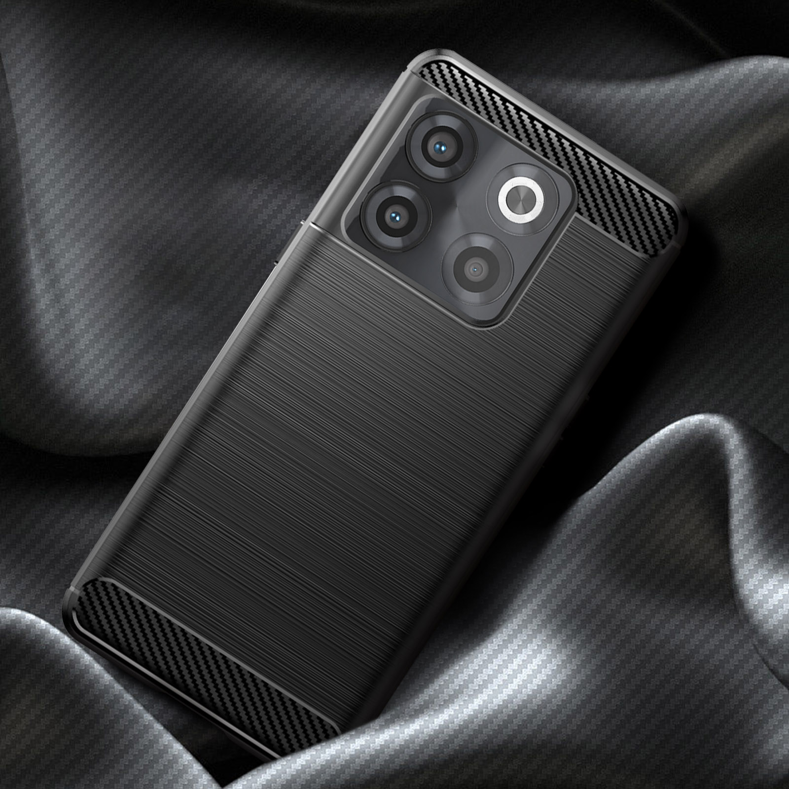 Ein schwarzes Telefon mit strukturierter Rückseite und Dreifachkamera.