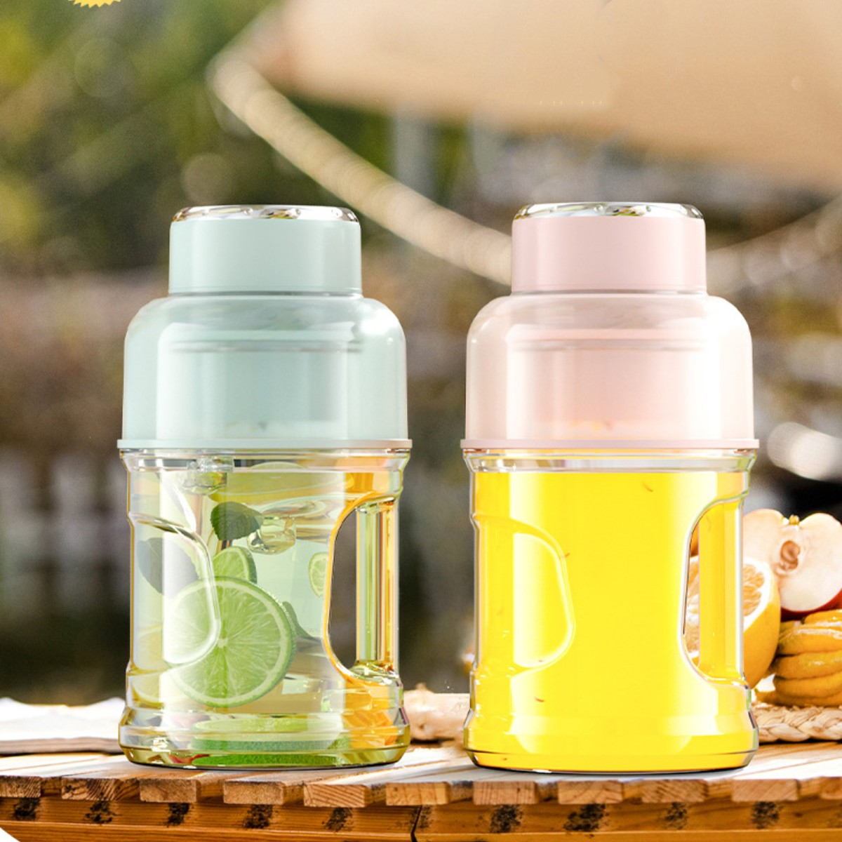 Dos botellas transparentes con líquidos verdes y amarillos, con rodajas de lima y naranja en su interior.
