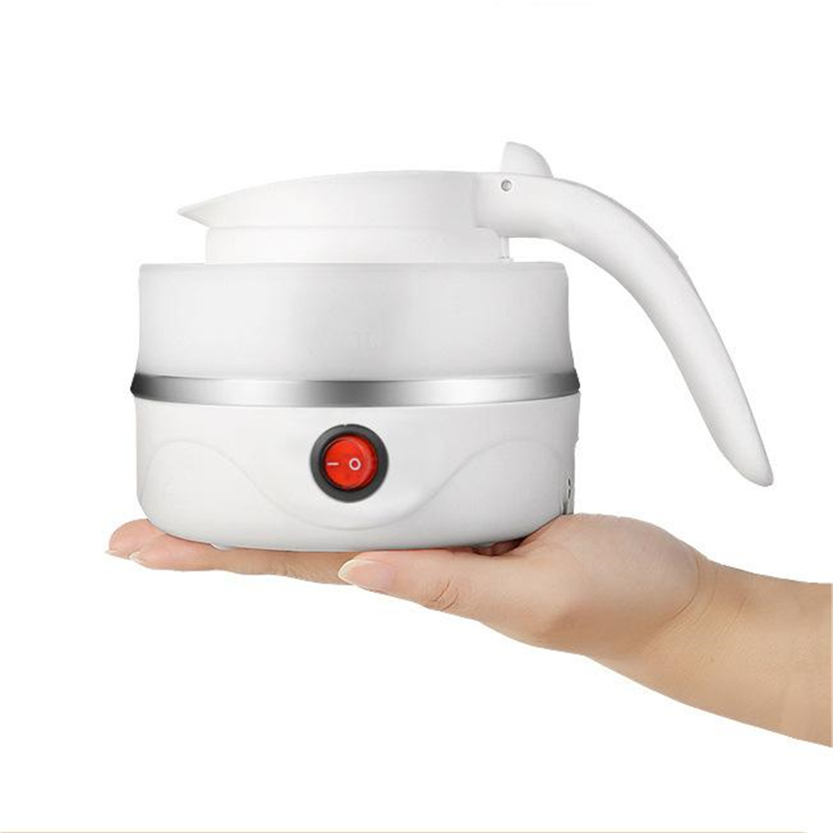 Pequeña tetera blanca en una mano. Un botón rojo está en el frente. Mango blanco.