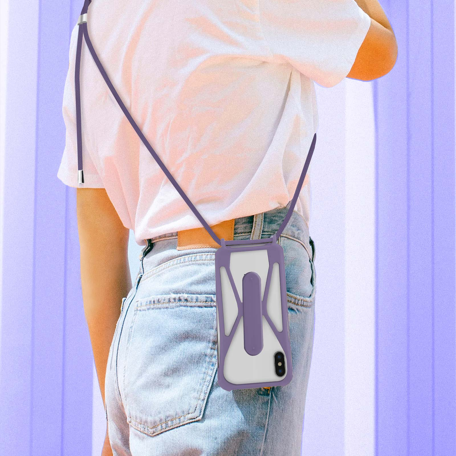Eine Person trägt eine Handyhülle mit lila Trageriemen. Das Telefon ist in einer transparenten Hülle.