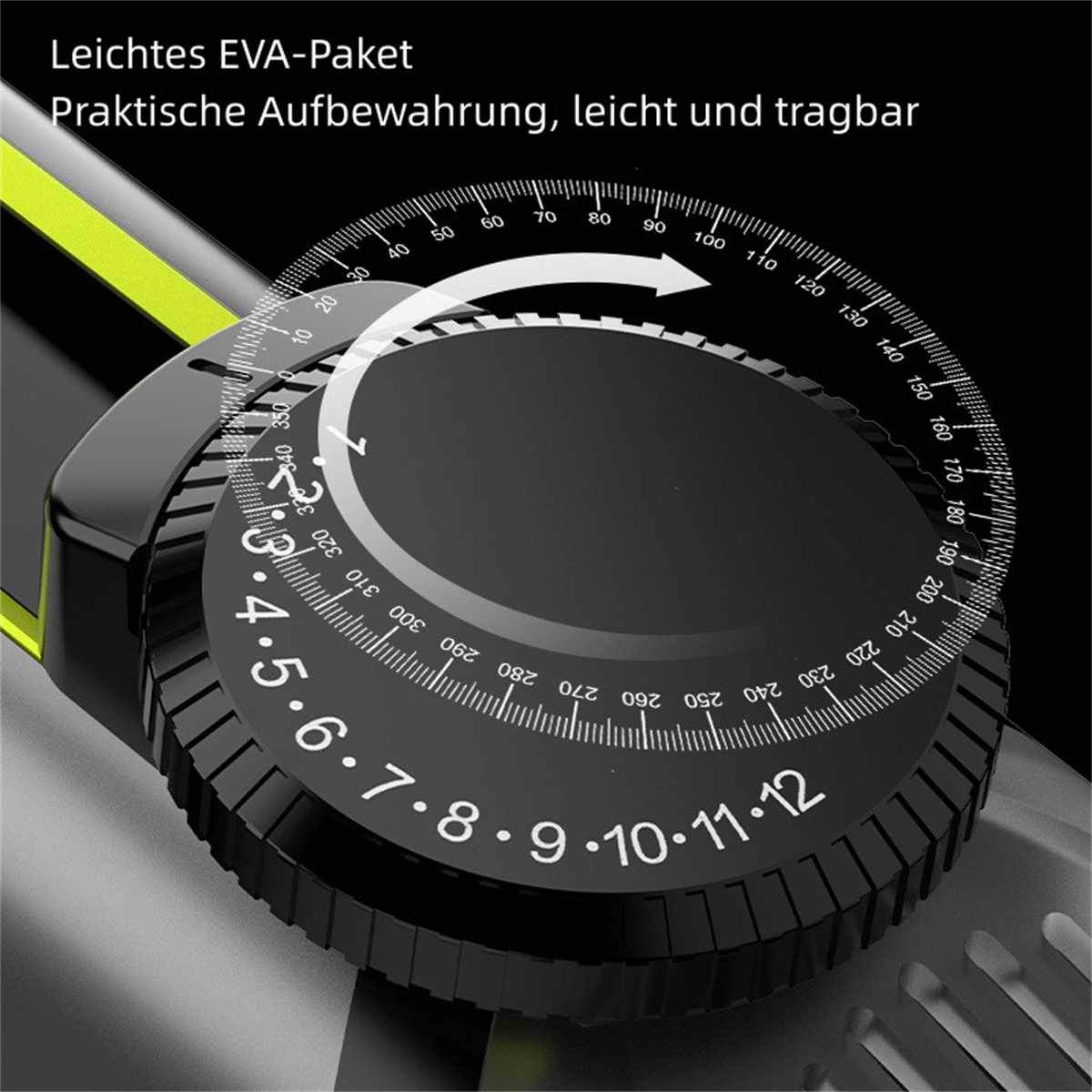 Nahaufnahme eines Zielfernrohr-Einstellrads. Schwarz mit weißen Markierungen. Pfeil zeigt die Richtung.