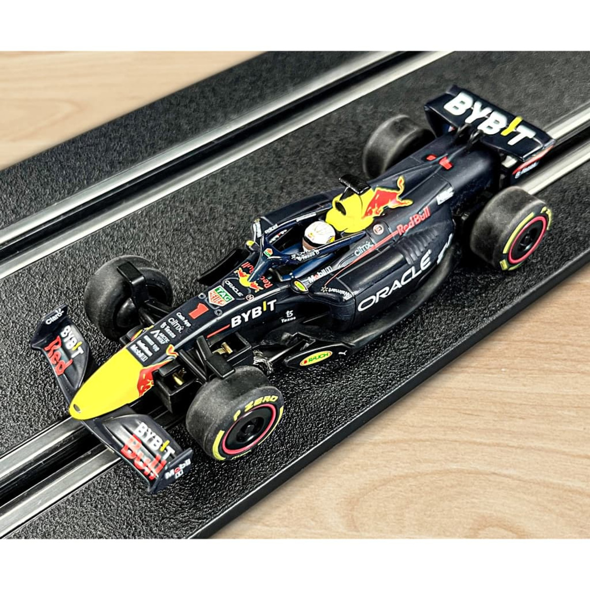 Model samochodu wyścigowego F1 Red Bull na czarnym torze.