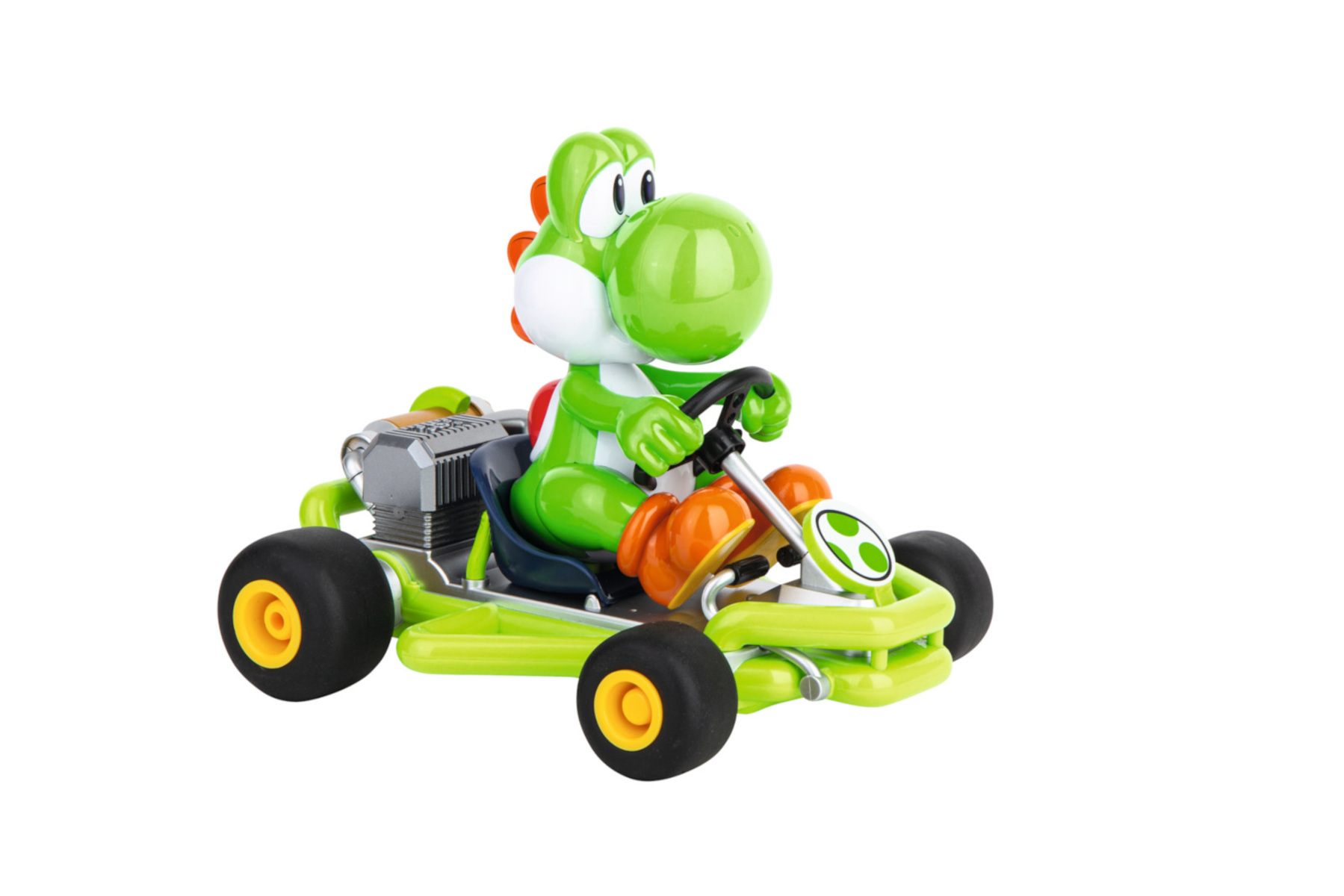 Yoshi-Spielzeug in einem grünen Kart mit orangefarbenen Rädern. Weißer Hintergrund.