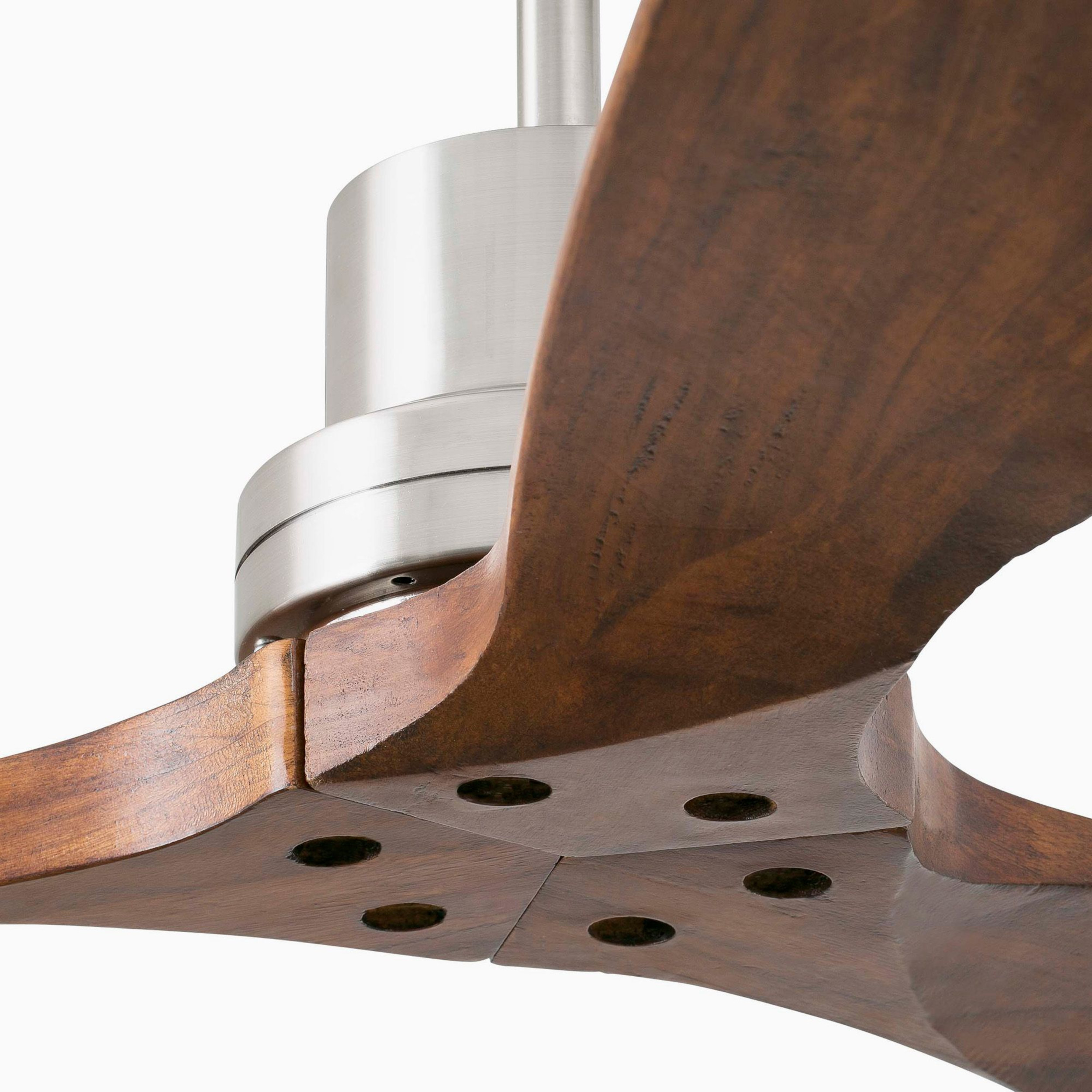 Deckenventilator. Drei Holzblätter und ein silberner Motor. Weißer Hintergrund.