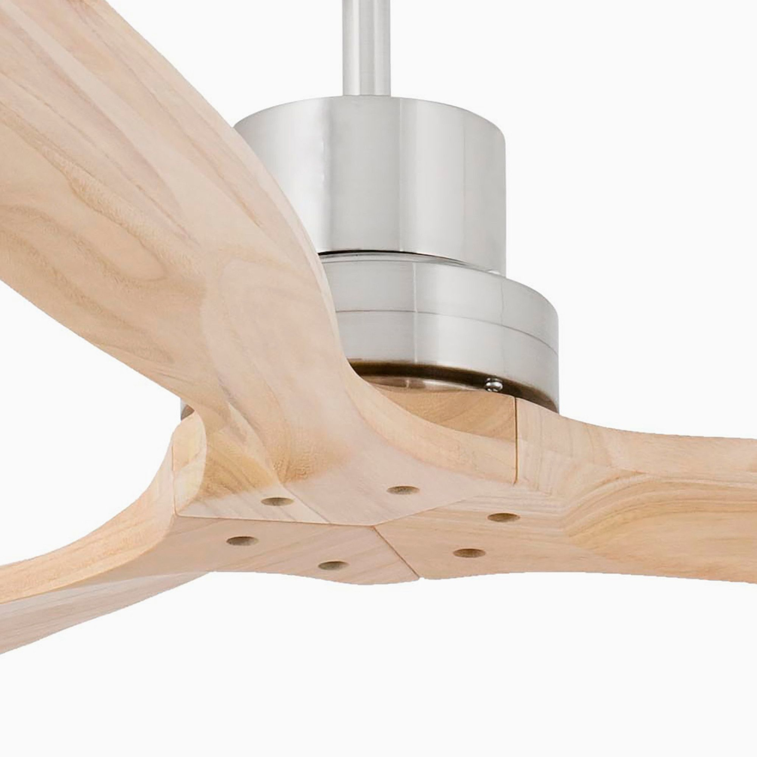 Primo piano di un ventilatore a soffitto con pale in legno e alloggiamento motore argentato.