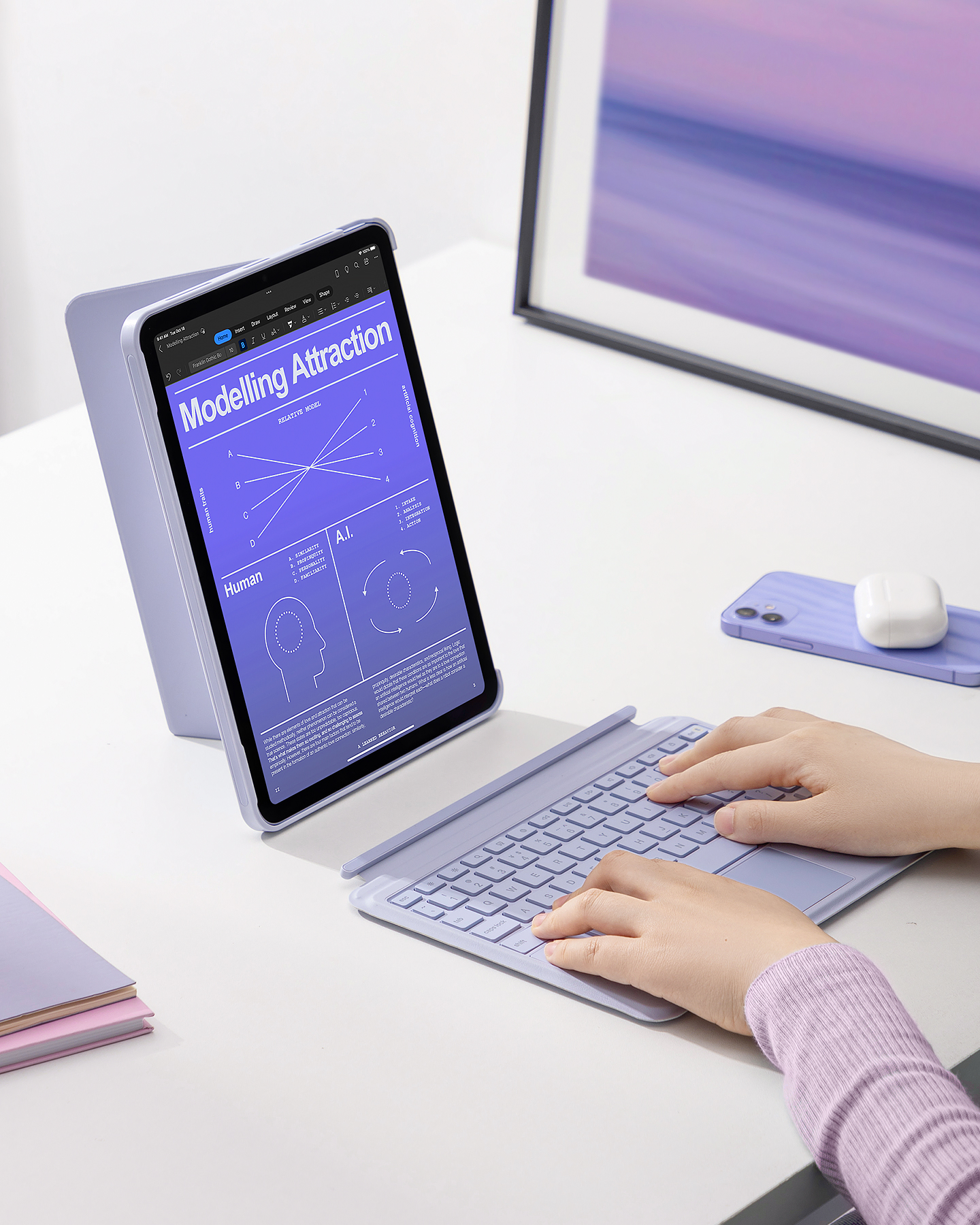Tablet auf Ständer mit Tastatur, Notizen und Telefon auf weißem Schreibtisch.