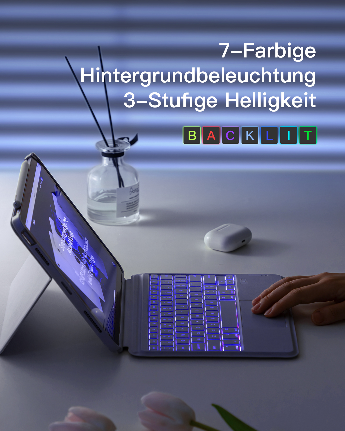 Laptop mit Hintergrundbeleuchtung, Textanzeige. Aromatherapie-Diffusor, Airpods auf dem Tisch.