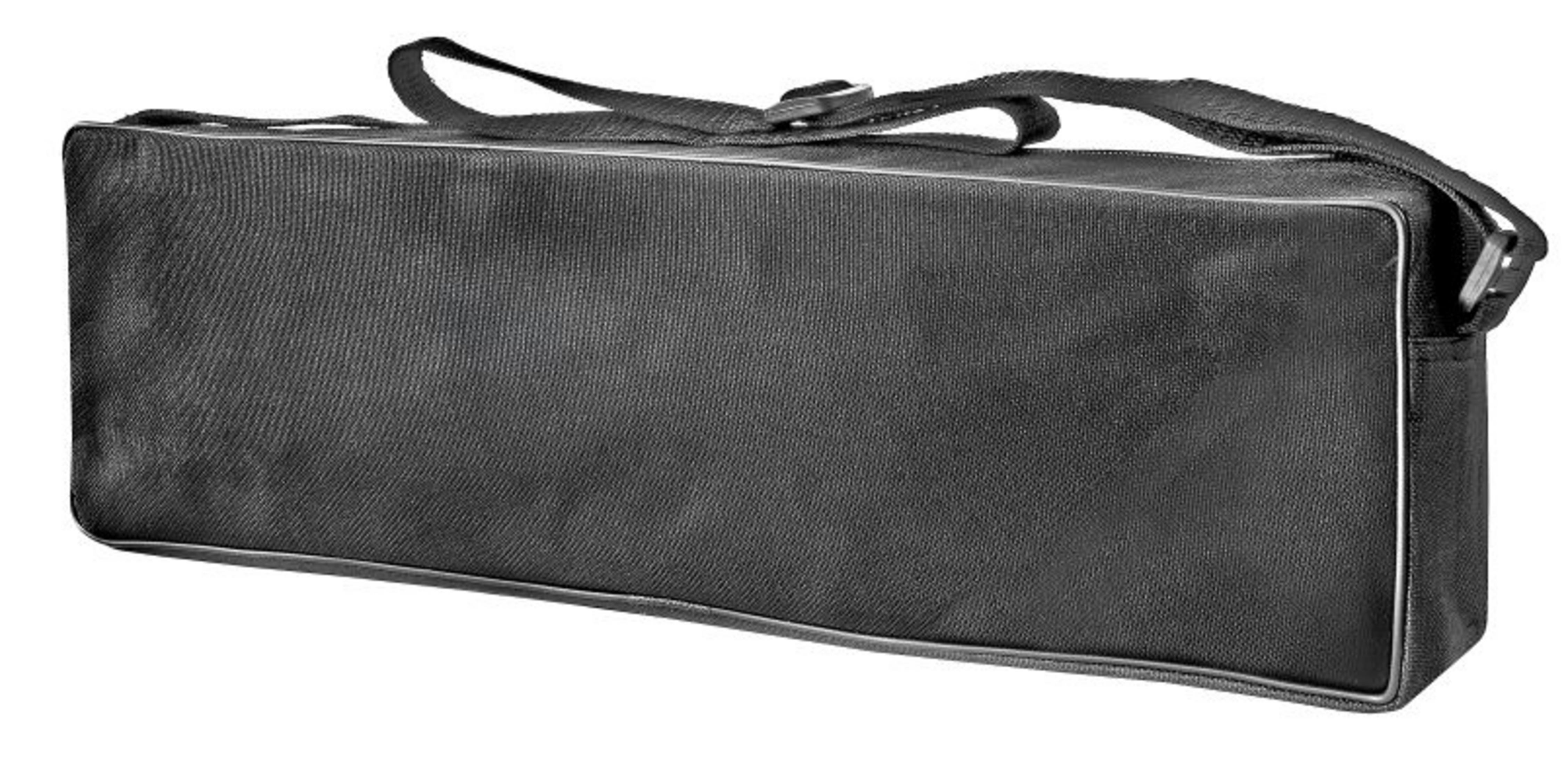 Bolsa rectangular negra con correa, fondo blanco.