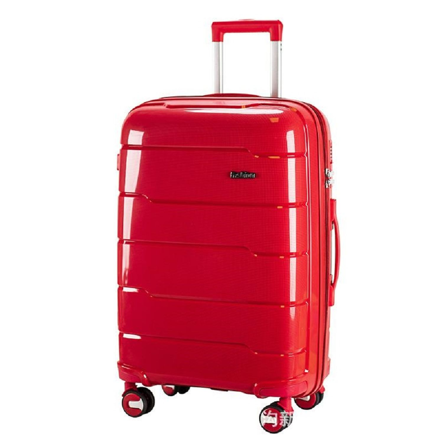 Ein roter Koffer mit ausziehbarem Griff und Rollen, auf weißem Hintergrund. Markenname sichtbar.