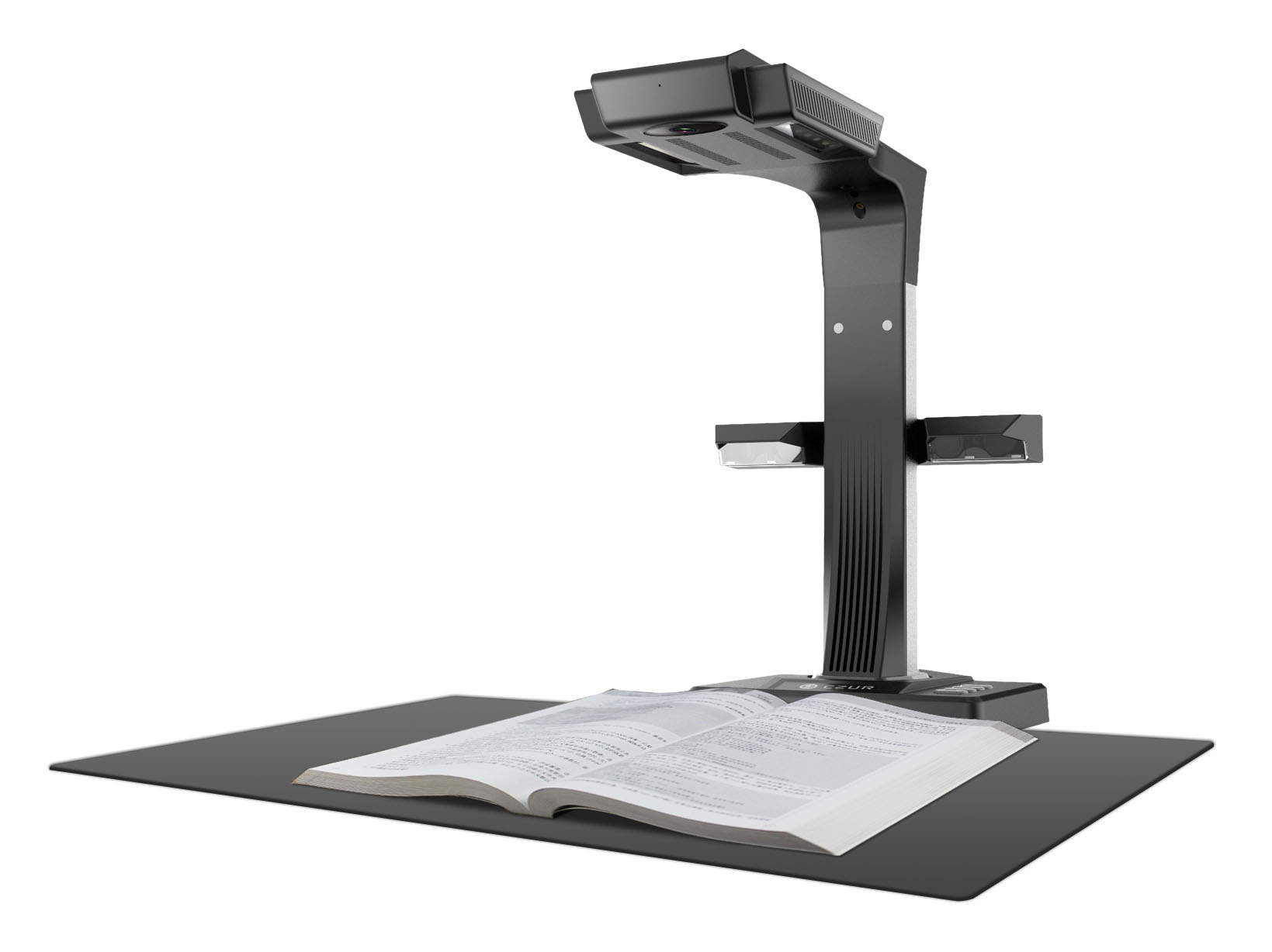 Schwarzer Dokumentenscanner über einem offenen Buch auf einer schwarzen Matte, weißer Hintergrund.
