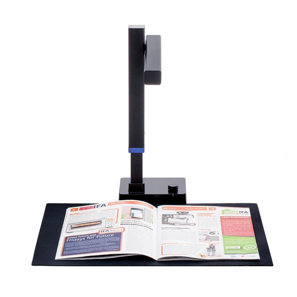 Ein Dokumentenscanner mit einem Buch, das auf einer schwarzen Oberfläche geöffnet ist. Der Scanner ist hoch und schwarz. Eine Zeitschrift ist geöffnet.