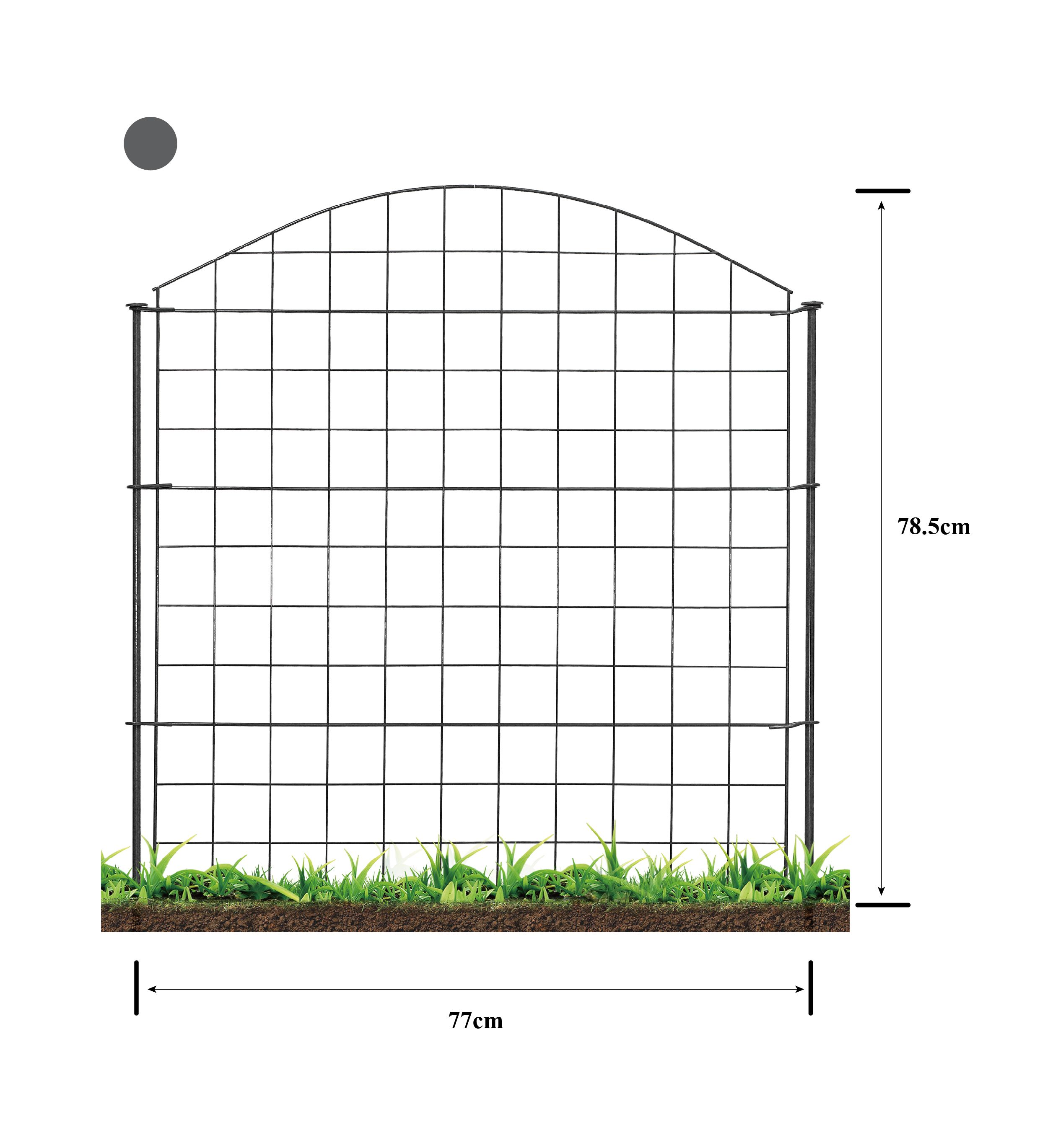Schwarzes Metall-Gartengitter mit Gras und Erde.